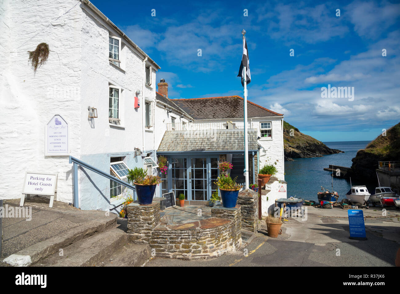 Vue de l'hôtel à la mode en ligne dans le joli village de pêcheurs de Cornouailles Portloe sur la péninsule de Roseland, Cornwall, Angleterre du Sud-Ouest, Royaume-Uni Banque D'Images