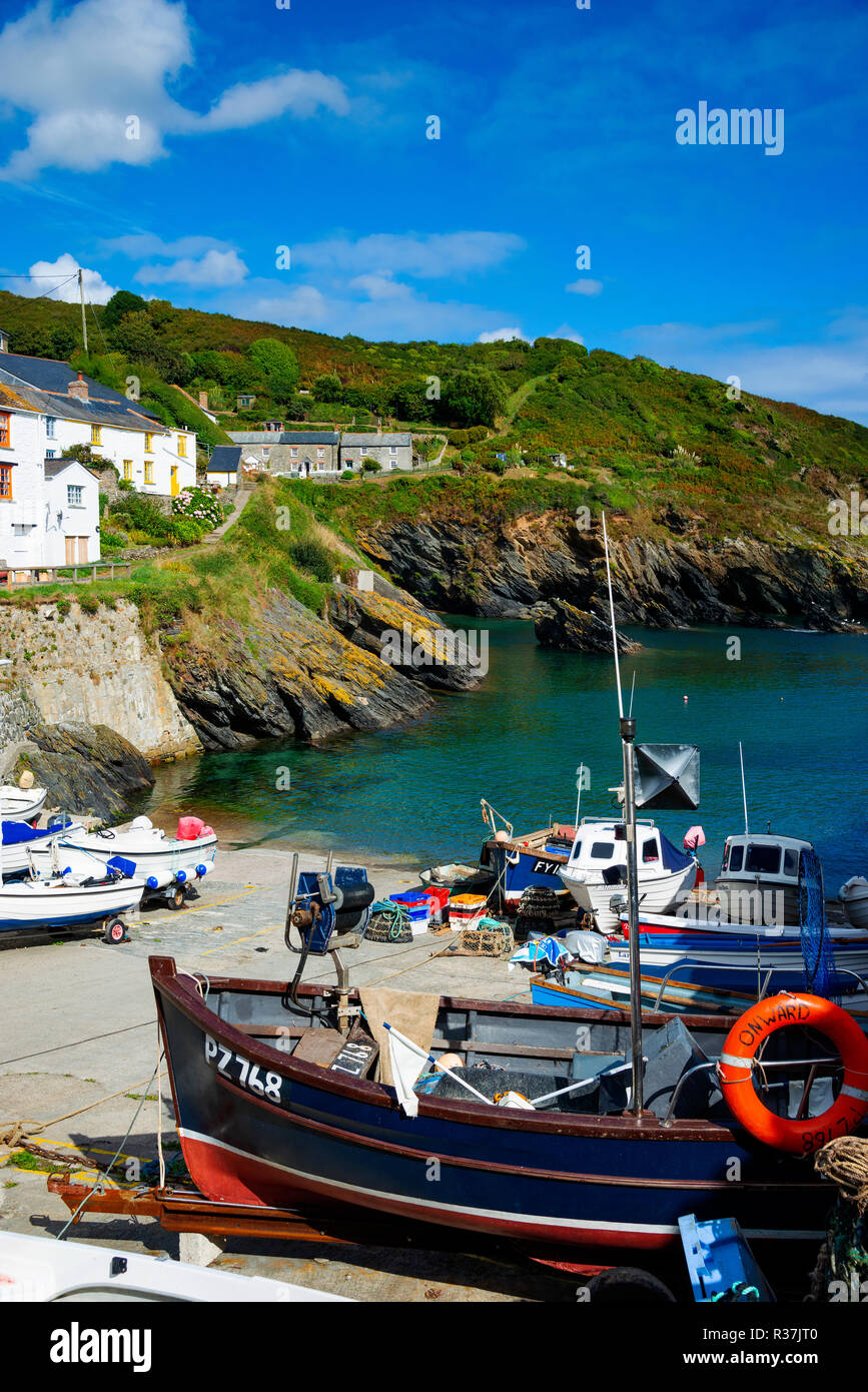 Les bateaux de pêche amarrés sur la cale de halage à Portloe une petite pêche et de village de vacances sur la péninsule de Roseland, Cornwall, England, UK Banque D'Images