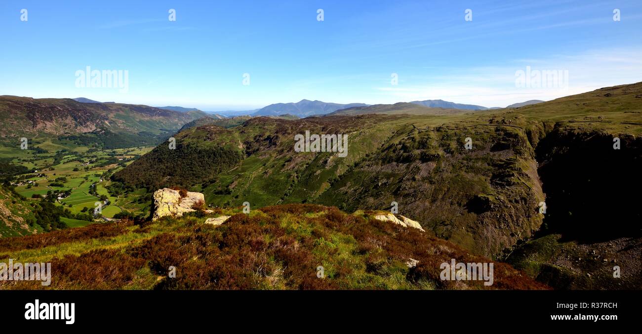 Skiddaw par-dessus les collines de Borrowdale Banque D'Images