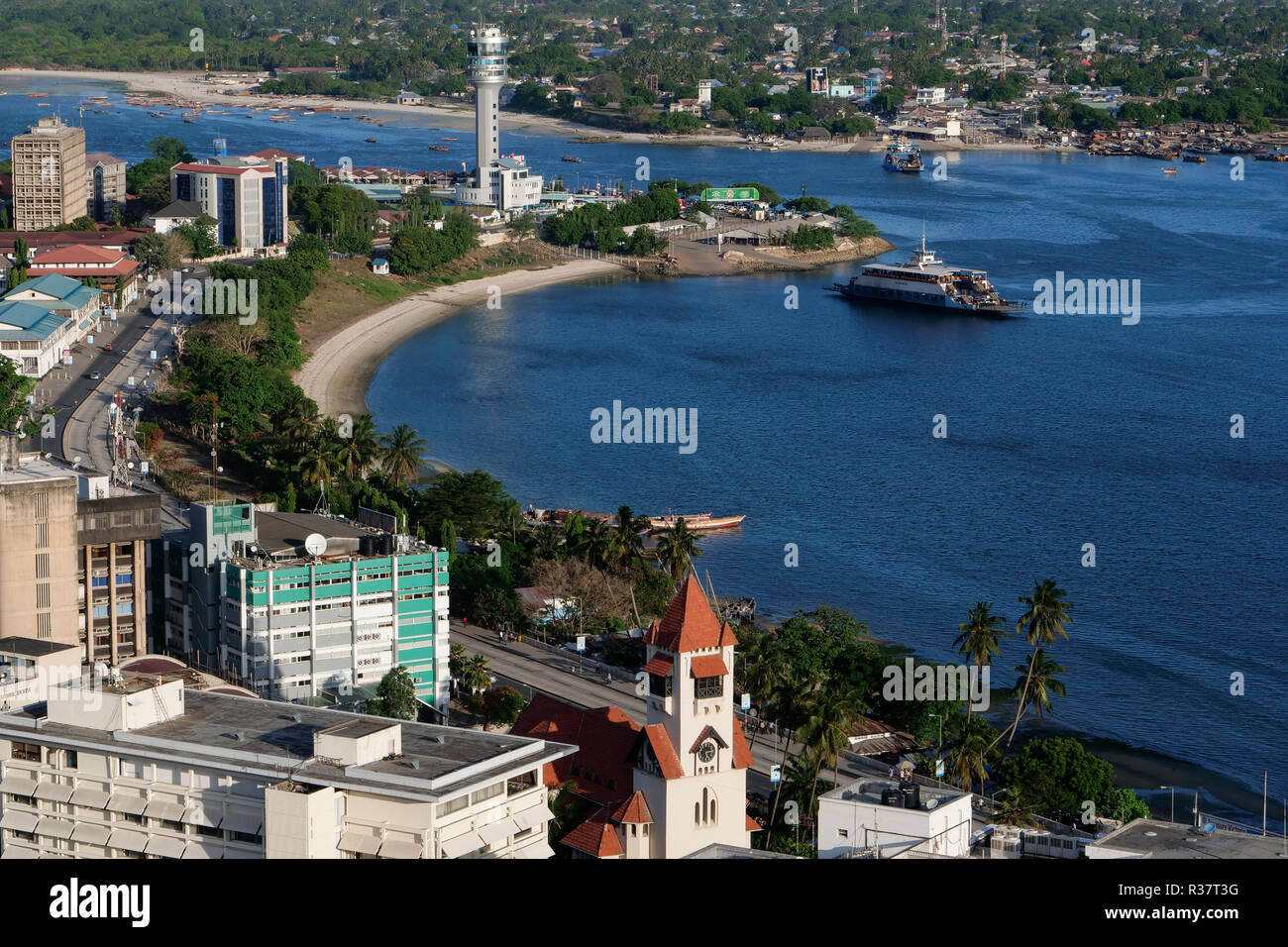 Tanzanie Daressalaam, bay et le port, en face de la cathédrale protestante Azania Front, construit au cours du temps colonial allemand, Barcelona, 6 Ferry Terminal Banque D'Images