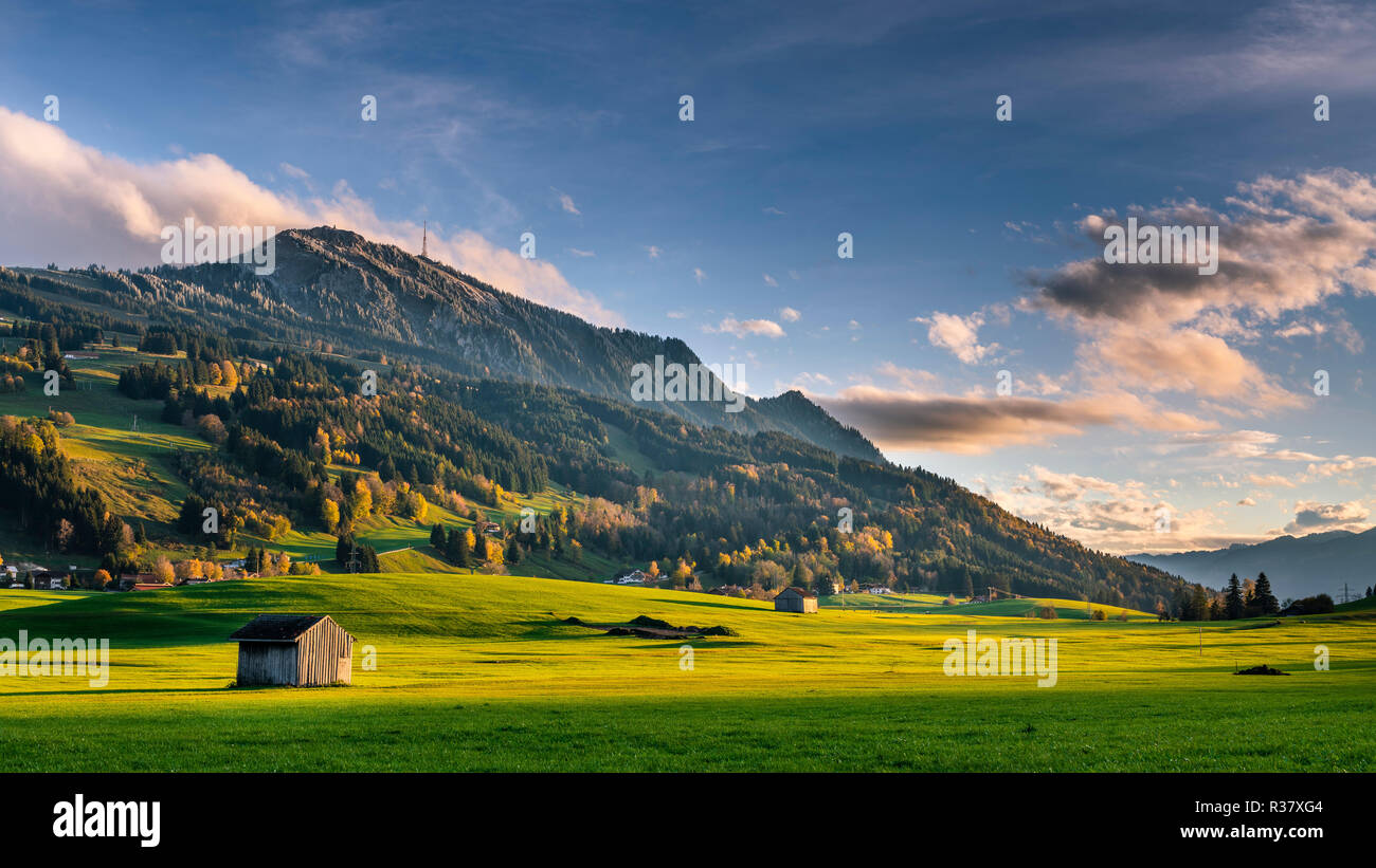 Paysage de montagne avec vue sur la montagne Grünten en automne, Allgäuer Alpes, Oberallgäu, Bavière, Allemagne Banque D'Images