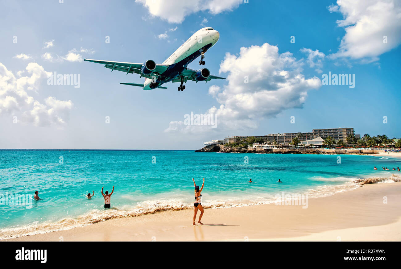 St Maarten, Pays-Bas - 13 Février 2016 : : plage observer l'atterrissage  des avions volant à basse altitude près de Maho Beach sur l'île de Saint  Martin dans les Caraïbes Photo Stock - Alamy