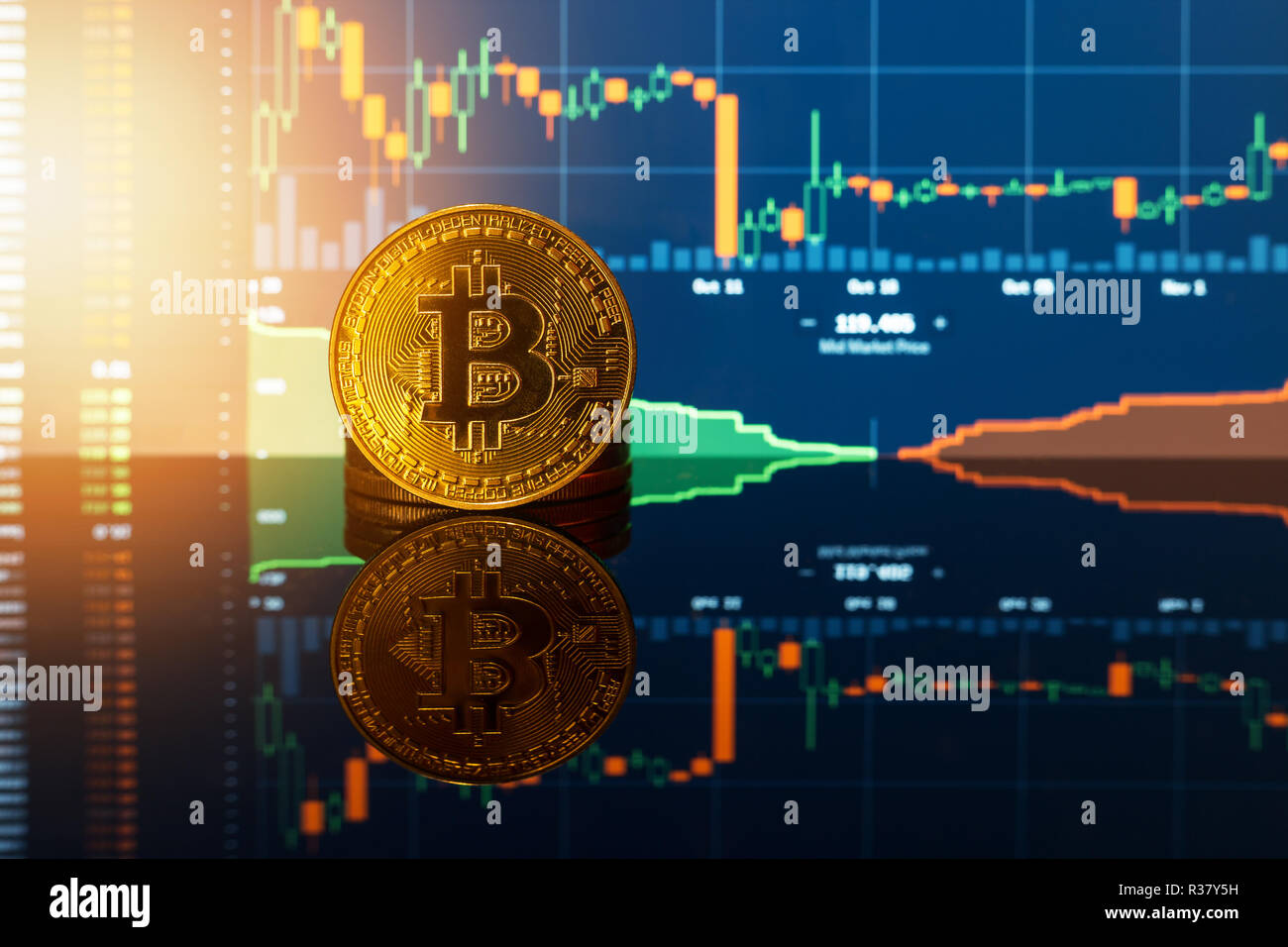 Pièce d'or de Bitcoin et l'arrière-plan du graphique de flou artistique. Concept cryptocurrency virtuel. Banque D'Images