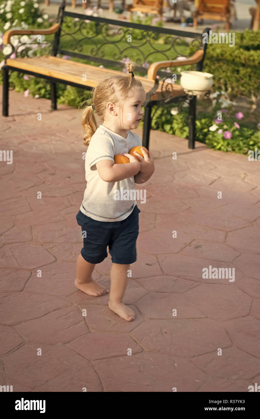Mignon Bebe Garcon Ou Petit Petit Enfant Aux Cheveux Blonds En Queue De Tshirt Bleu Et Des Courts Circuits Marche Pieds Nus Avec Deux Oranges Sur Journee Ensoleillee En Parc L Enfance Et De Mignon Bebe Garcon Ou Petit Petit Enfant Aux Cheveux Blonds En Queue De Tshirt Bleu Et Des Courts Circuits Marche Pieds Nus Avec Deux Oranges Sur Journee Ensoleillee En Parc L Enfance Et De