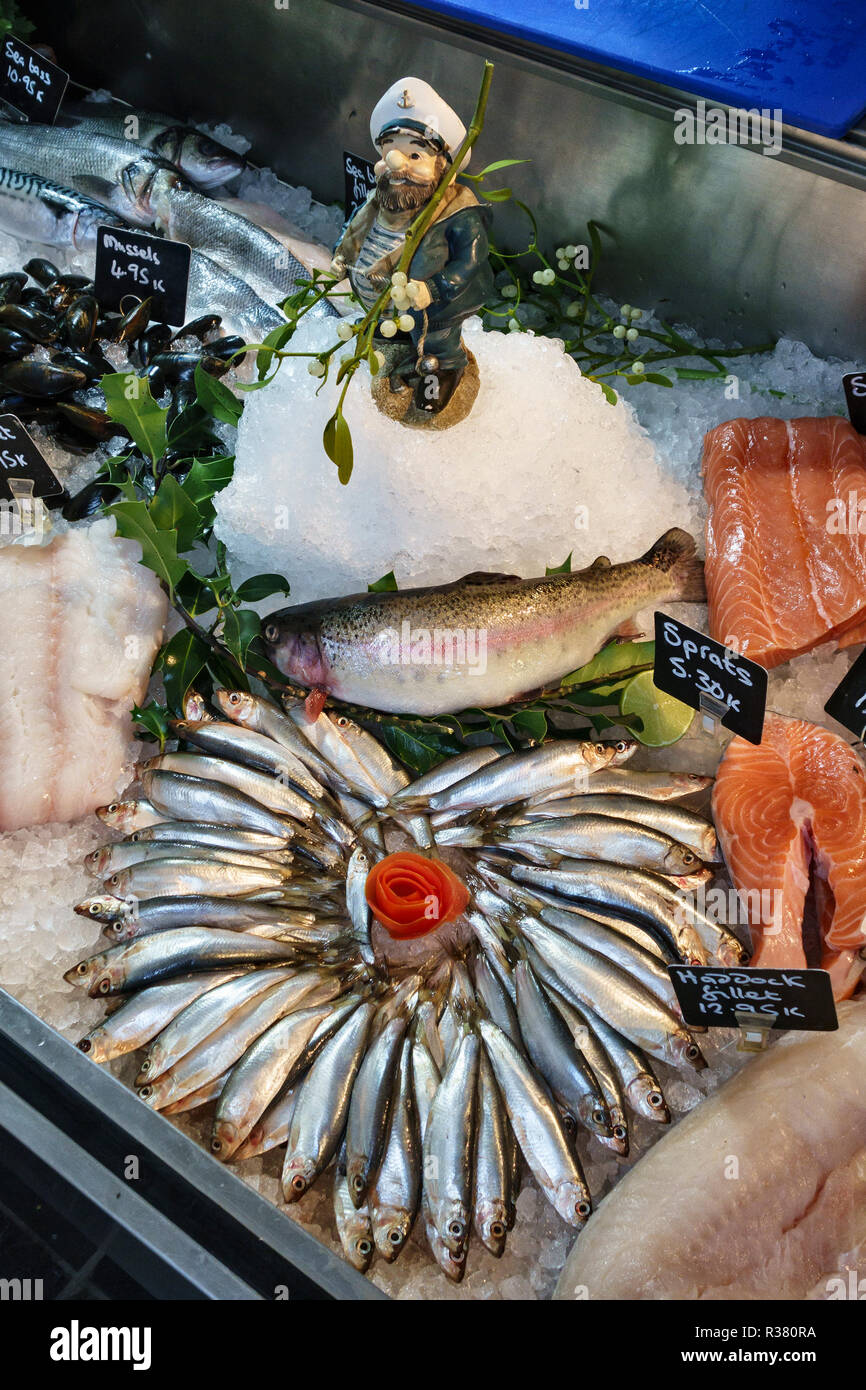 UK. Affichage de Noël dans un poissonnier local's shop - les poissons et le gui Banque D'Images