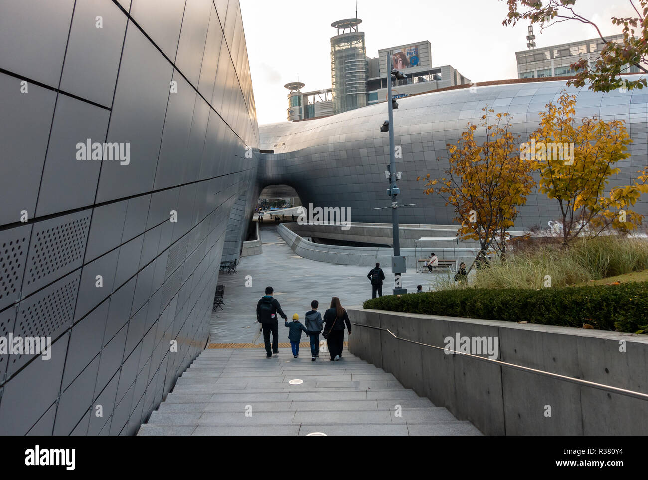 Dongdaeumun Plaza à Séoul, Corée du Sud dispose de chambres modernes, l'architecture contemporaine par Zaha Hadid. Banque D'Images