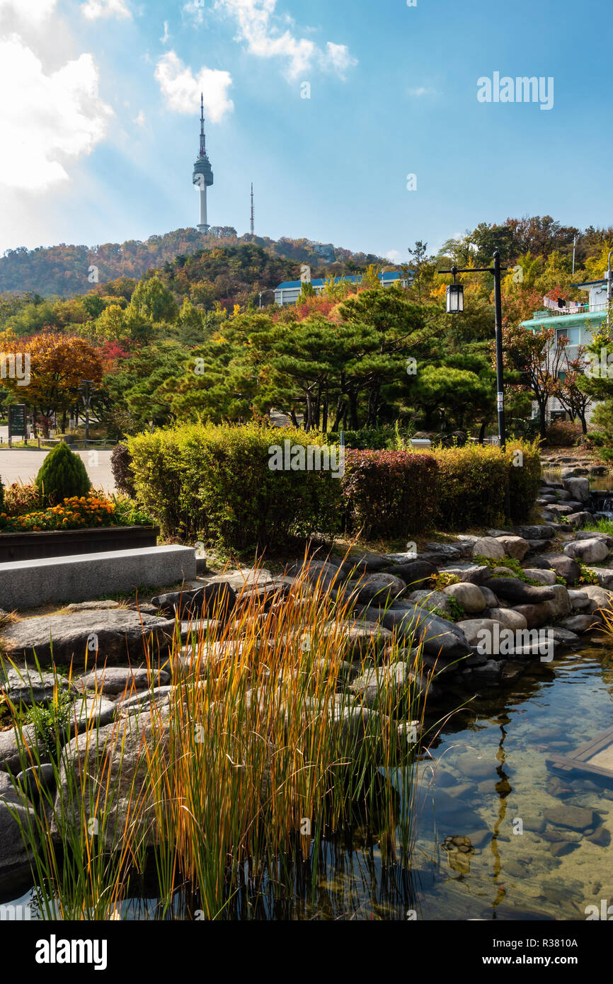 Vu de la tour de Namsan Namsangol Hanok, Séoul, Corée du Sud. Un beau jardin et des cours d'eau occupe le premier plan avec les arbres en couleurs d'automne Banque D'Images