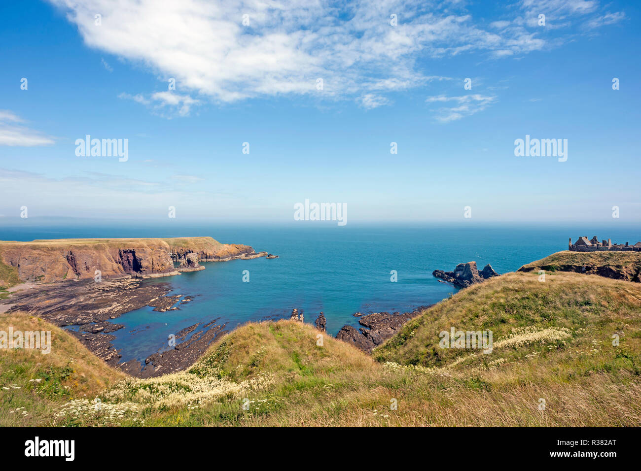 Vue sur Château Haven Bay, à proximité de Château de Dunnottar chemin falaise donnant sur les deux. Banque D'Images