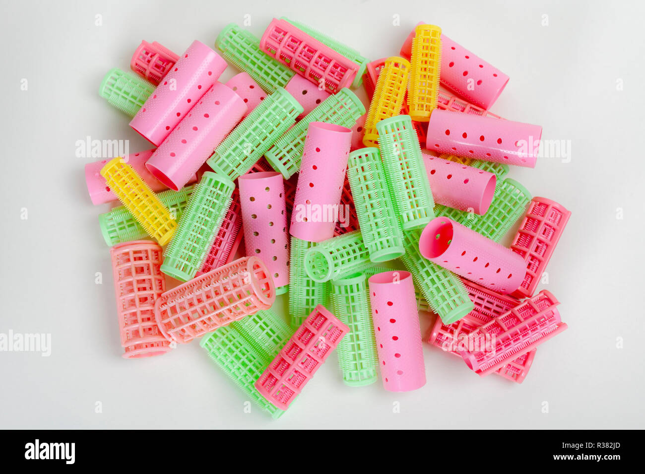 Un tas de cheveux de femmes rouleaux. Banque D'Images
