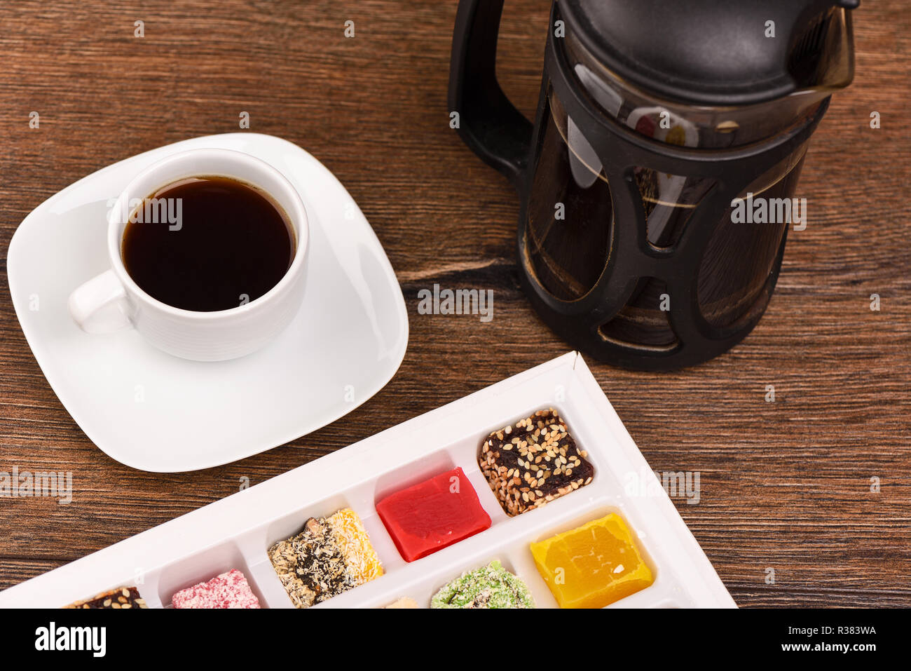 Du café noir et loukoum dans une boîte sur une table en bois Banque D'Images