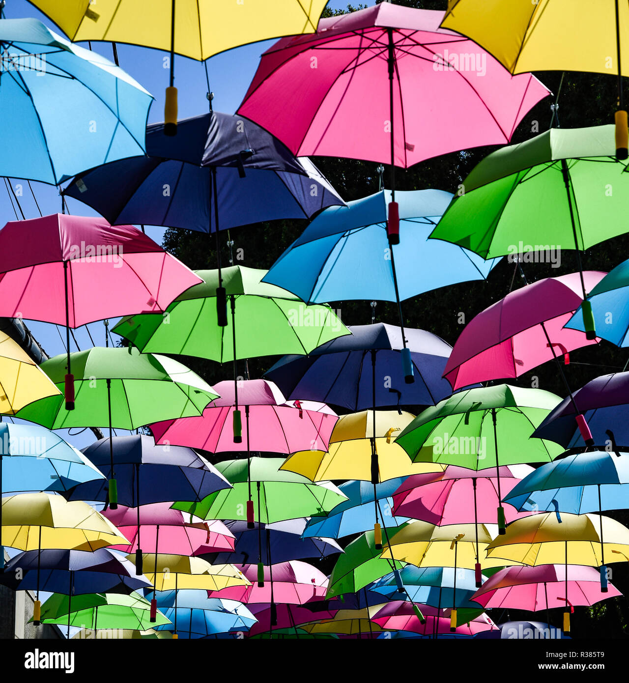 Couverture parapluie coloré flottant Photo Stock - Alamy