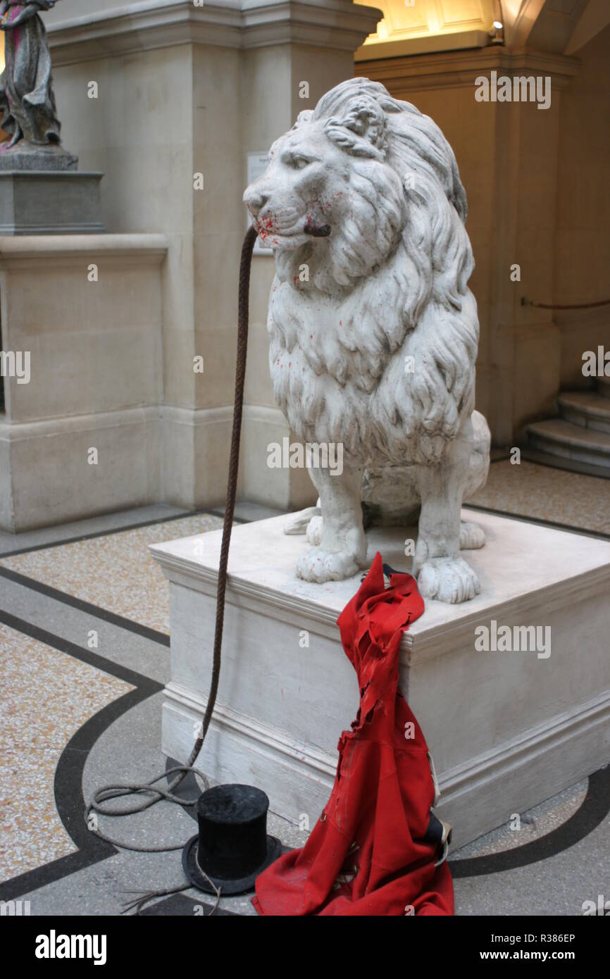 Exposition Banksy au musée d'art de Bristol en 2009. Banques sculptures, installation, peintures et graffiti. Photo d'un camion de crème glacée avec un cône fondu. Banque D'Images