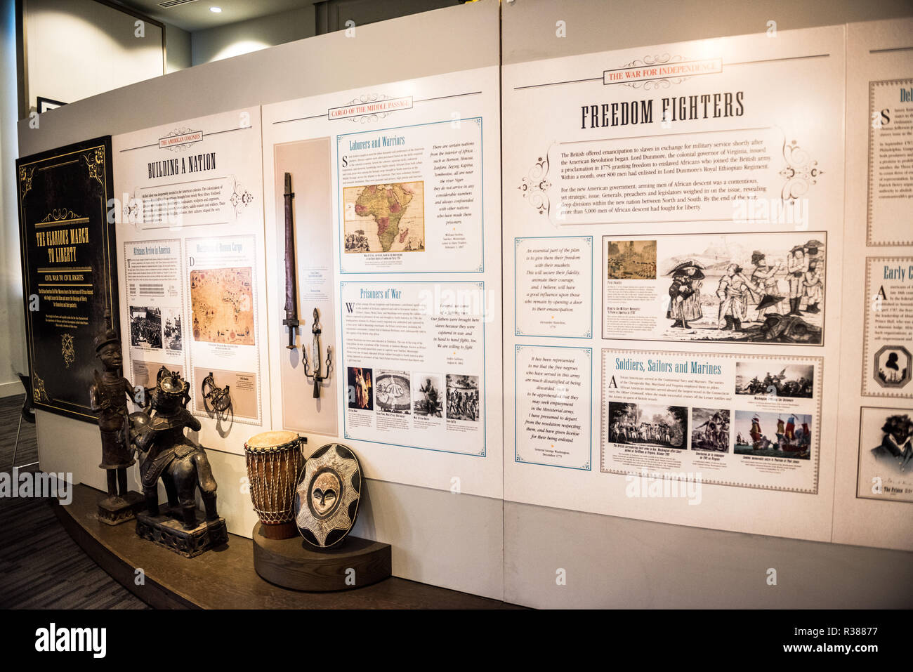 Musée de la guerre de Sécession afro-américaine expositions Washington DC // WASHINGTON DC — le musée de la guerre de Sécession afro-américaine, situé dans le quartier de U Street au nord-ouest de Washington DC, préserve et raconte les histoires des troupes de couleur des États-Unis qui ont combattu pendant la guerre de Sécession. Le musée est situé en face du mémorial de la guerre de Sécession afro-américaine, honorant le service des soldats afro-américains dans l'armée de l'Union. Banque D'Images