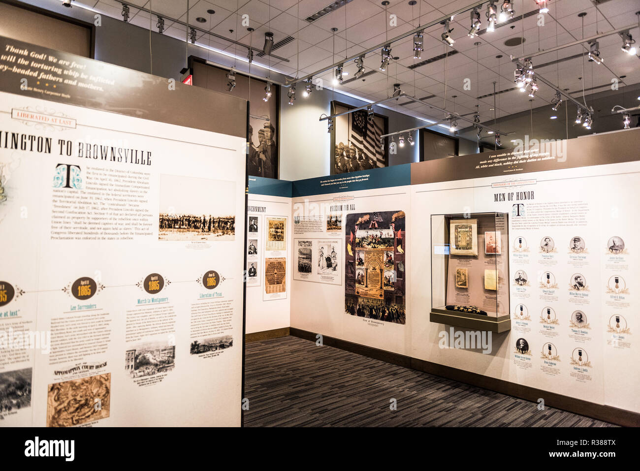Musée de la guerre de Sécession afro-américaine expositions Washington DC // WASHINGTON DC — le musée de la guerre de Sécession afro-américaine, situé dans le quartier de U Street au nord-ouest de Washington DC, préserve et raconte les histoires des troupes de couleur des États-Unis qui ont combattu pendant la guerre de Sécession. Le musée est situé en face du mémorial de la guerre de Sécession afro-américaine, honorant le service des soldats afro-américains dans l'armée de l'Union. Banque D'Images