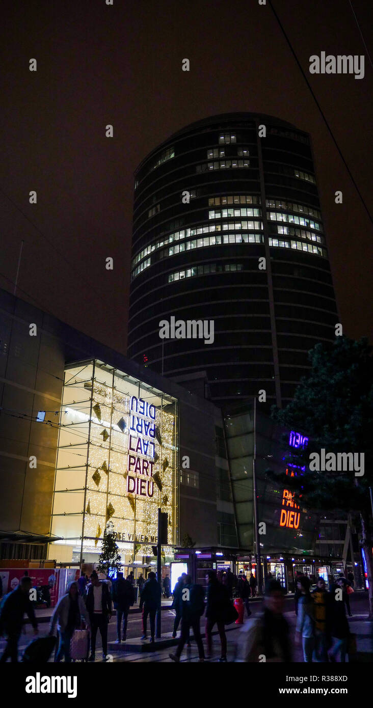 Quartier Part-Dieu par nuit, Lyon, France Banque D'Images