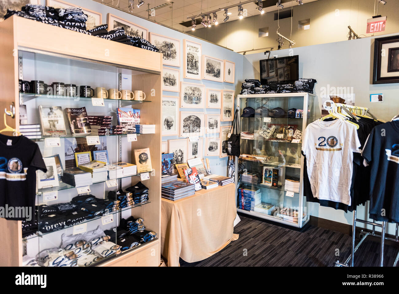 African American Sécession Museum Gift Shop Washington DC // WASHINGTON DC — le musée afro-américain de la guerre de Sécession, situé dans le quartier de U Street au nord-ouest de Washington DC, conserve et raconte les histoires des troupes de couleur des États-Unis qui ont combattu pendant la guerre de Sécession. Le musée est situé en face du mémorial de la guerre de Sécession afro-américaine, honorant le service des soldats afro-américains dans l'armée de l'Union. Banque D'Images