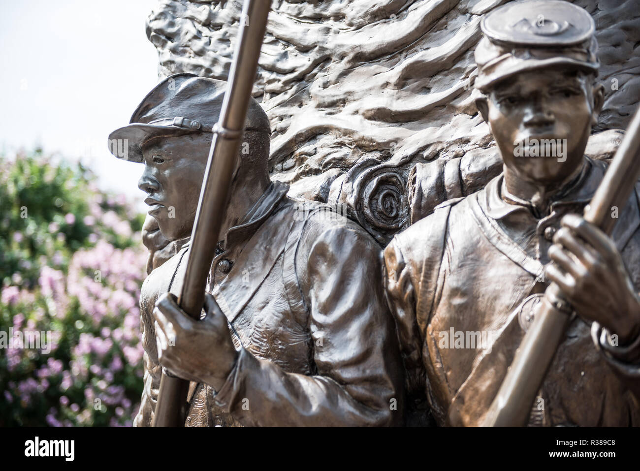 WASHINGTON, DC - l'African American Civil War Memorial commémore le service de 209 145 soldats afro-américains et environ 7 000 2 145 soldats blancs et hispaniques, s'élevant à près de 220 000 à environ 20 000, plus les marins non séparées, qui se sont battus pour l'Union dans la guerre civile américaine, principalement parmi les 175 régiments de troupes de couleur aux États-Unis. Au cœur du mémorial est une sculpture par Ed Hamilton intitulé l'esprit de liberté. Elle est entourée par des panneaux indiquant les noms de ceux qui ont servi pendant la guerre. Le musée est situé dans le nord-ouest de Washington DC dans la rue U nei Banque D'Images