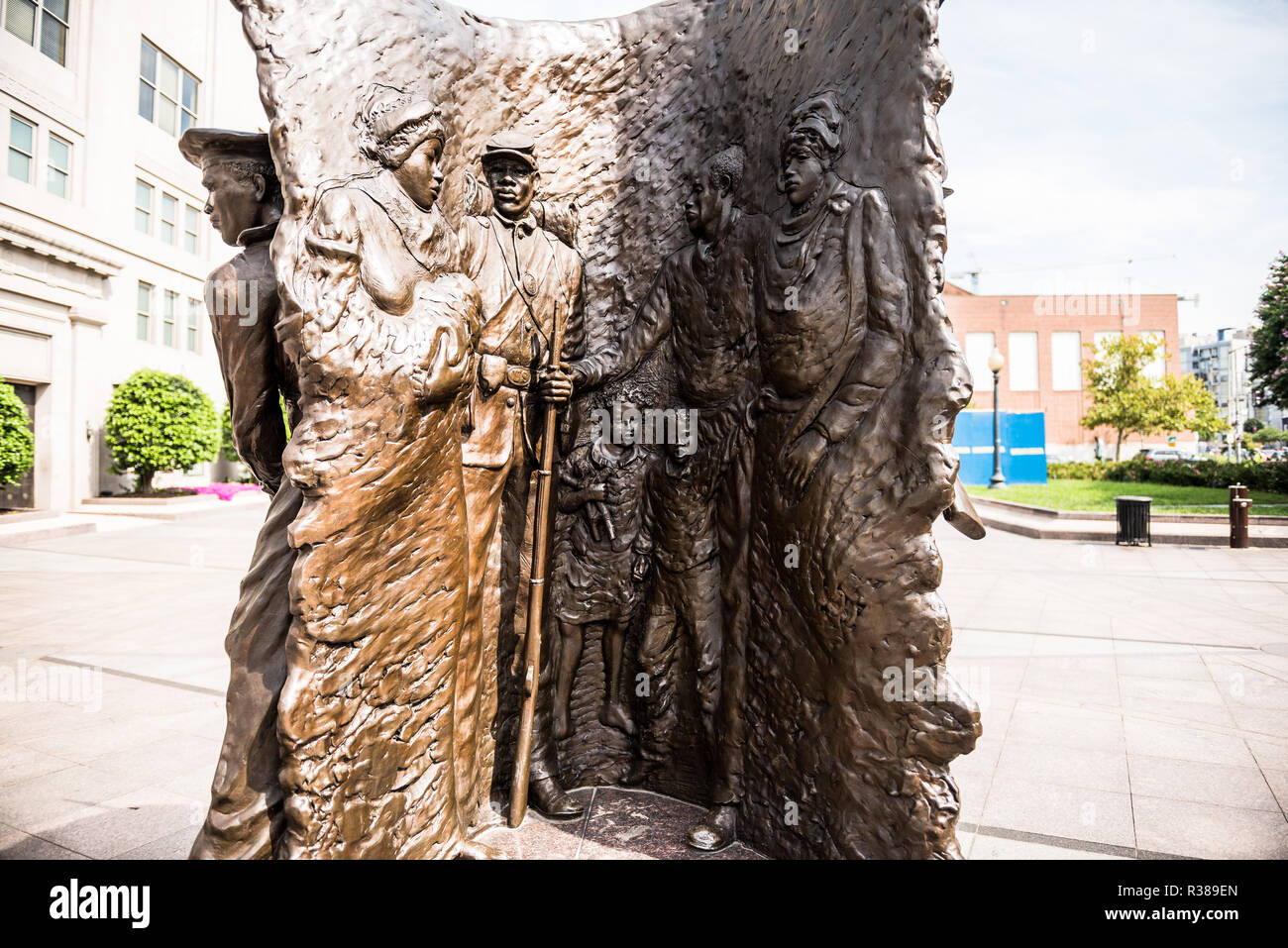 WASHINGTON, DC - l'African American Civil War Memorial commémore le service de 209 145 soldats afro-américains et environ 7 000 2 145 soldats blancs et hispaniques, s'élevant à près de 220 000 à environ 20 000, plus les marins non séparées, qui se sont battus pour l'Union dans la guerre civile américaine, principalement parmi les 175 régiments de troupes de couleur aux États-Unis. Au cœur du mémorial est une sculpture par Ed Hamilton intitulé l'esprit de liberté. Elle est entourée par des panneaux indiquant les noms de ceux qui ont servi pendant la guerre. Le musée est situé dans le nord-ouest de Washington DC dans la rue U nei Banque D'Images
