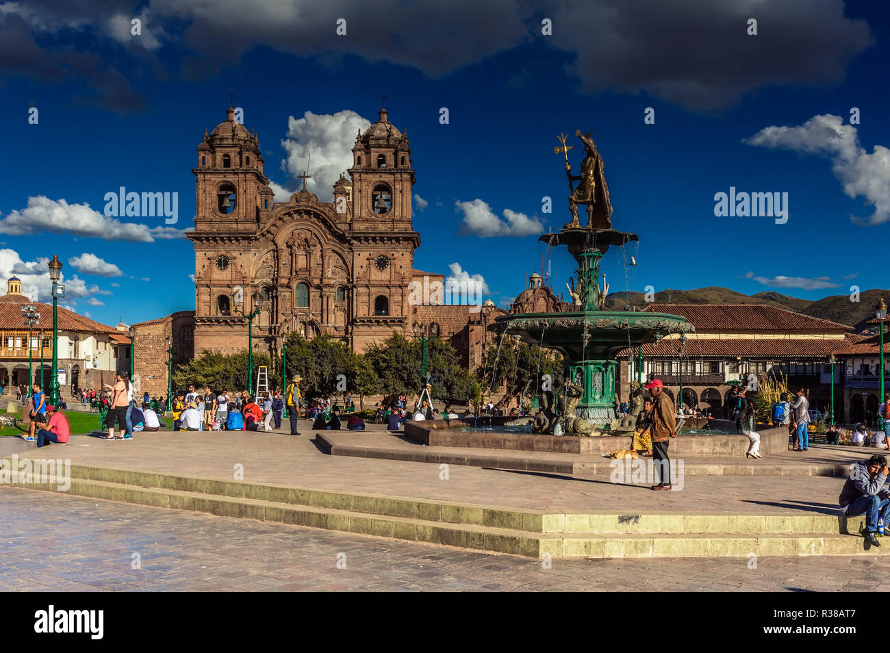 Fontaine de l'Inca Pachacutec avec la cathédrale en arrière-plan sur la Plaza de Armas de Cusco, Pérou. Banque D'Images