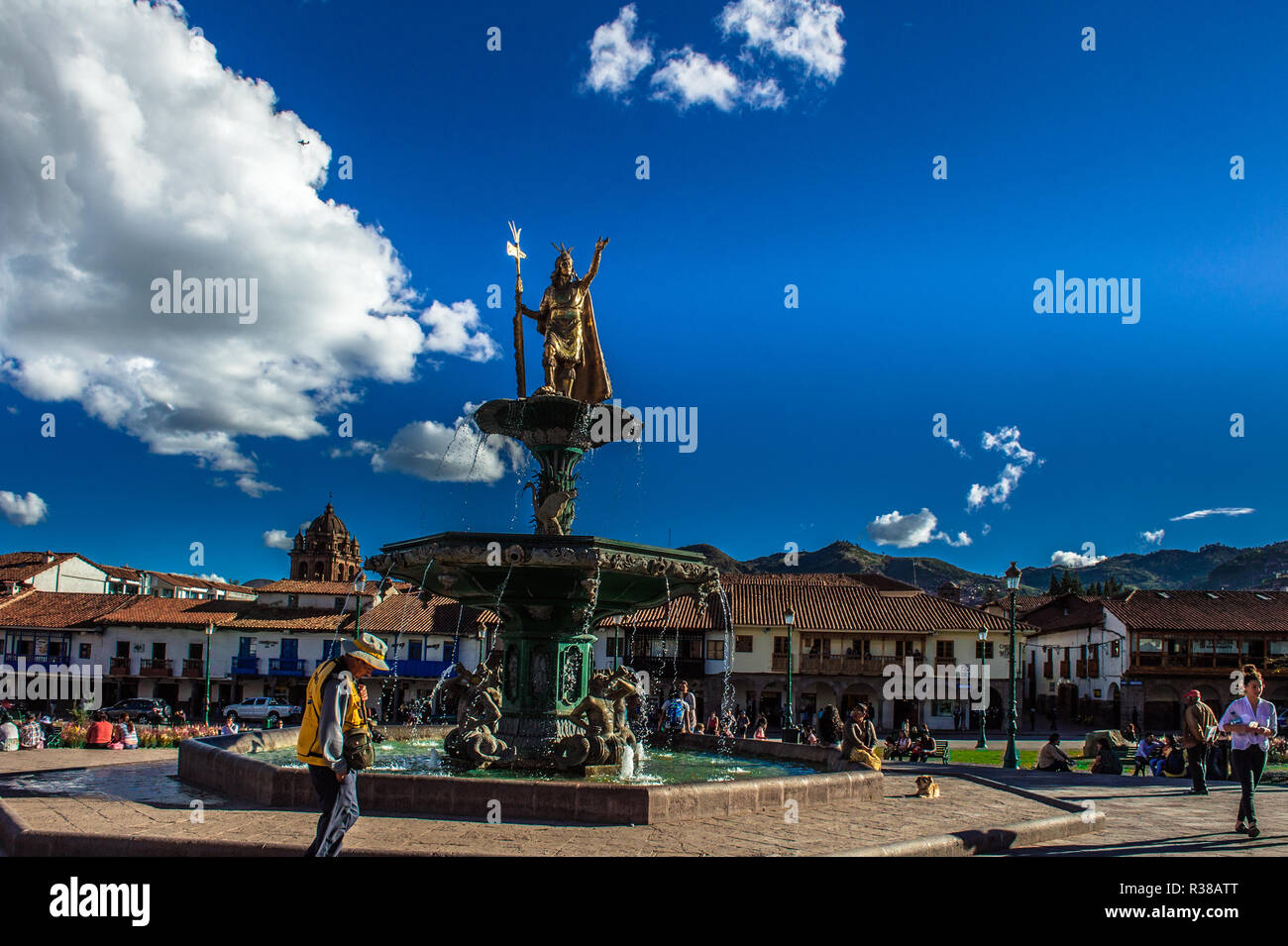 Fontaine de l'Inca Pachacutec dans la Plaza de Armas de Cusco, Pérou. Banque D'Images
