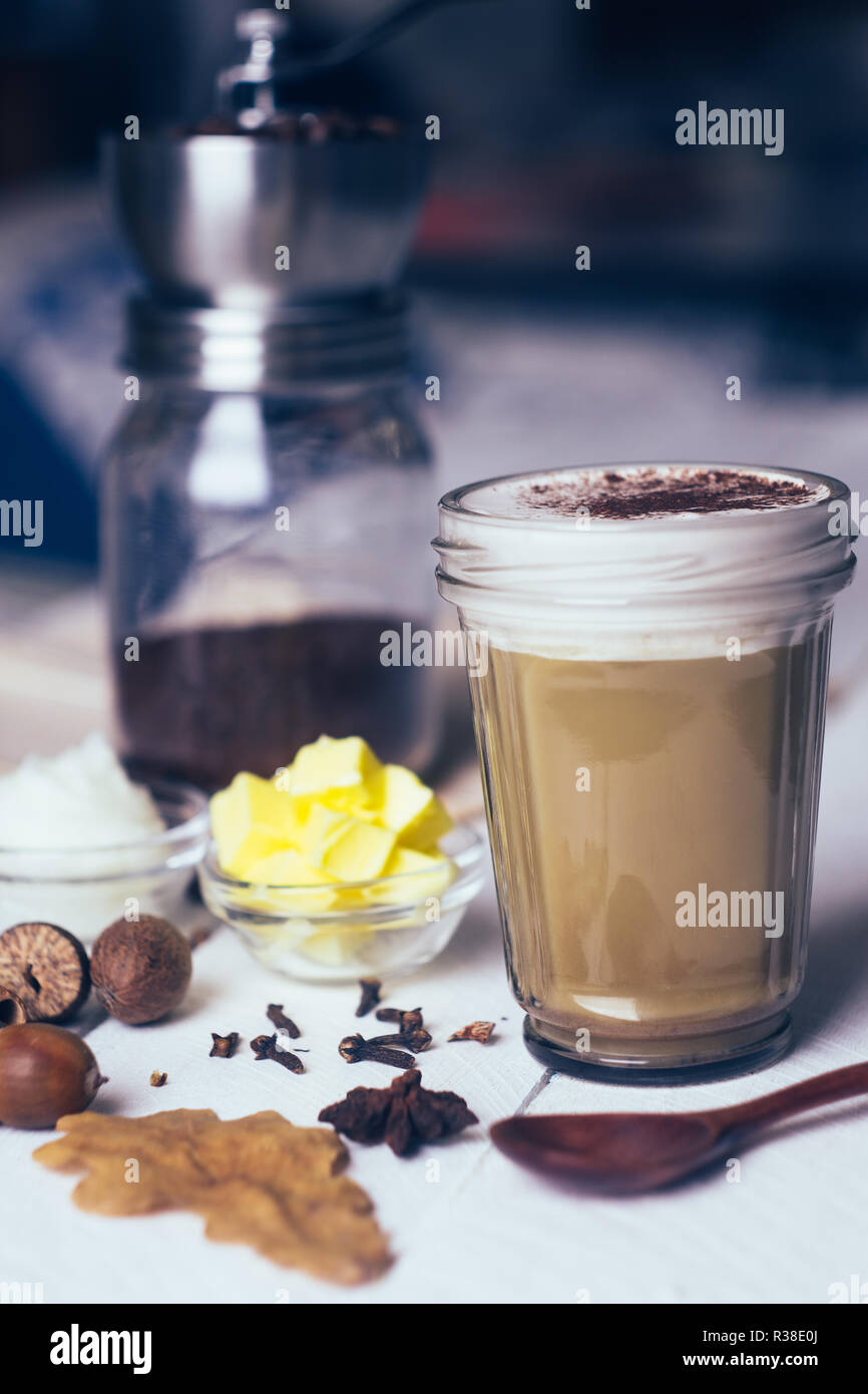Café à toute épreuve. Régime cétogène café avec l'huile de coco et de beurre (ghee). Tasse de café à toute épreuve et d'ingrédients, paléo régime alimentaire. Sur b en bois blanc Banque D'Images