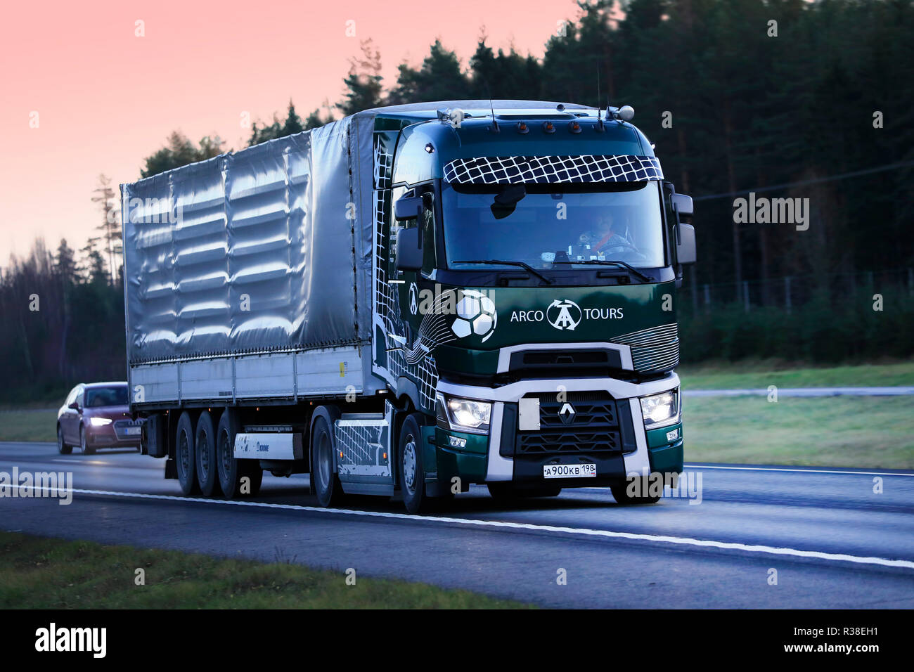 Salo, Finlande - le 17 novembre 18 : Renault Trucks T camion avec thème de Football Fédération Arco Tours tire la remorque sur l'autoroute à la tombée dans le sud de la Finlande. Banque D'Images