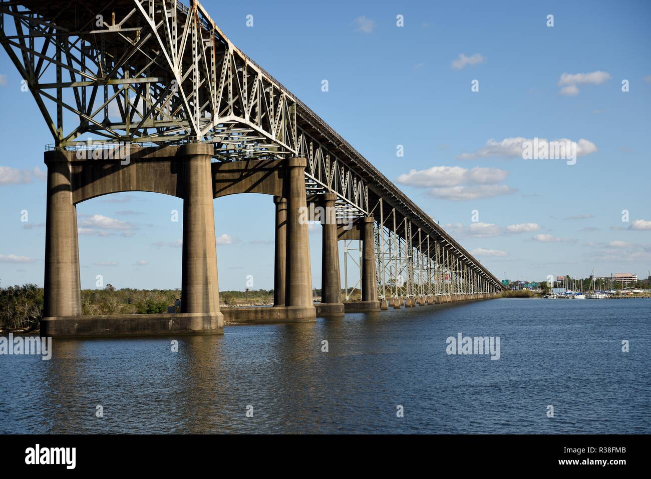 Pont Commémoratif De La Seconde Guerre Mondiale De La Rivière Calcasieu Reliant Le Lac Charles Et Westlake, Louisiane Banque D'Images