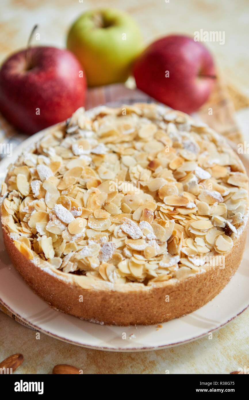 Maison fraîchement cuits au four tarte aux amandes gâteau de flocons sur jaune Banque D'Images