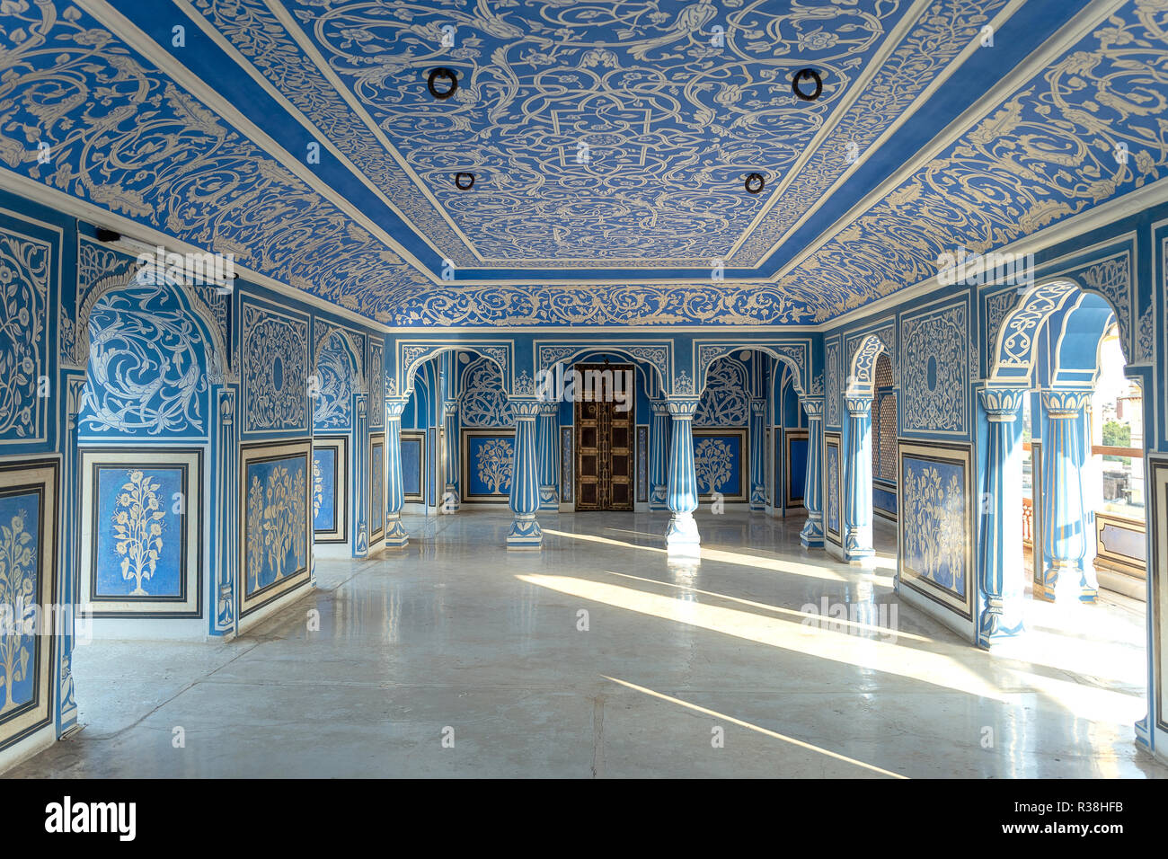 Jaipur, Rajasthan, Inde, le 7 novembre 2018 : City Palace Jaipur salle supérieure avec l'art décoratif des peintures. Banque D'Images