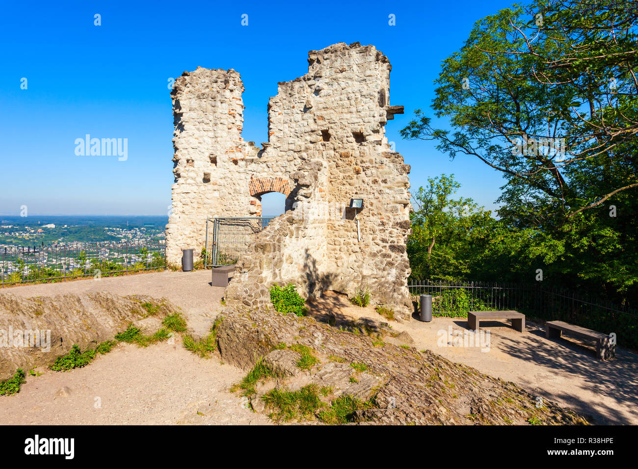 Burgruine Drachenfels est un château en ruine hill Konigswinter sur le Rhin, près de Bonn en Allemagne Banque D'Images