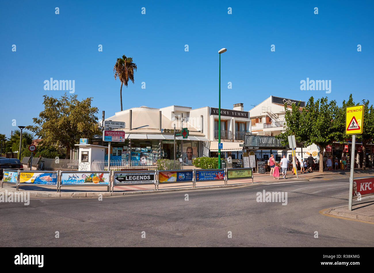 Port de Alcudia, Mallorca, Espagne - 20 août 2018 : partie sud touristique tranquille de la ville au coucher du soleil. Banque D'Images