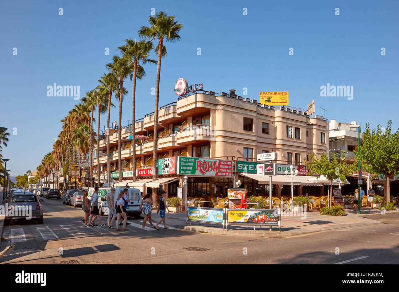 Port de Alcudia, Mallorca, Espagne - 20 août 2018 : partie sud touristique tranquille de la ville au coucher du soleil. Banque D'Images