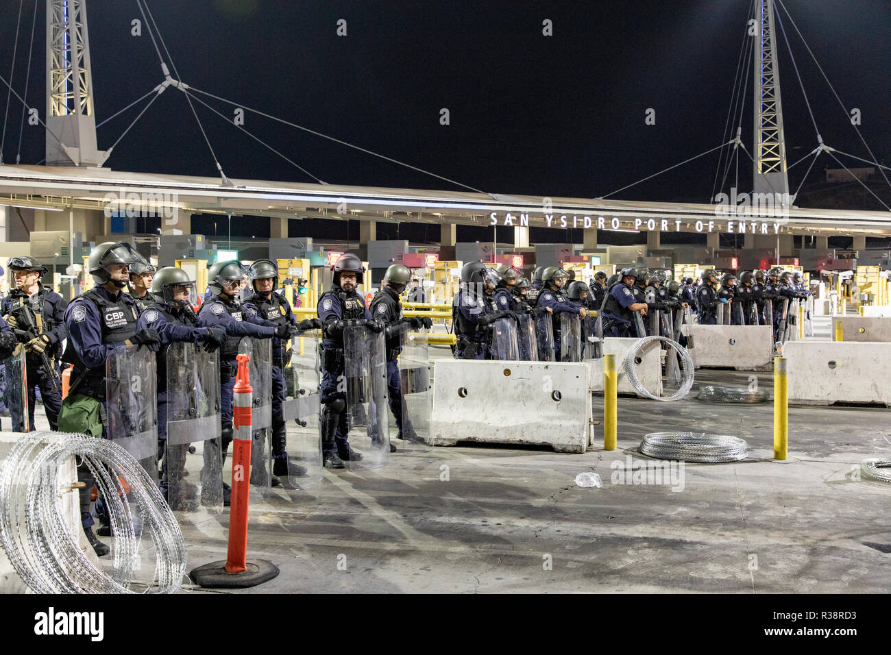 Le U.S. Customs and Border Patrol, agents de fermer temporairement toutes les voies vers les États-Unis du Mexique à la San Ysidro crossing pour installer des fils concertina en préparation de la caravane des migrants, le 19 novembre 2018 à San Isidro, en Californie. Le passage à niveau est le plus achalandé port des terres le long de la frontière et a été fermée à la suite d'une fausse rumeur de la caravane des migrants à se précipiter de planification le point d'entrée. Banque D'Images