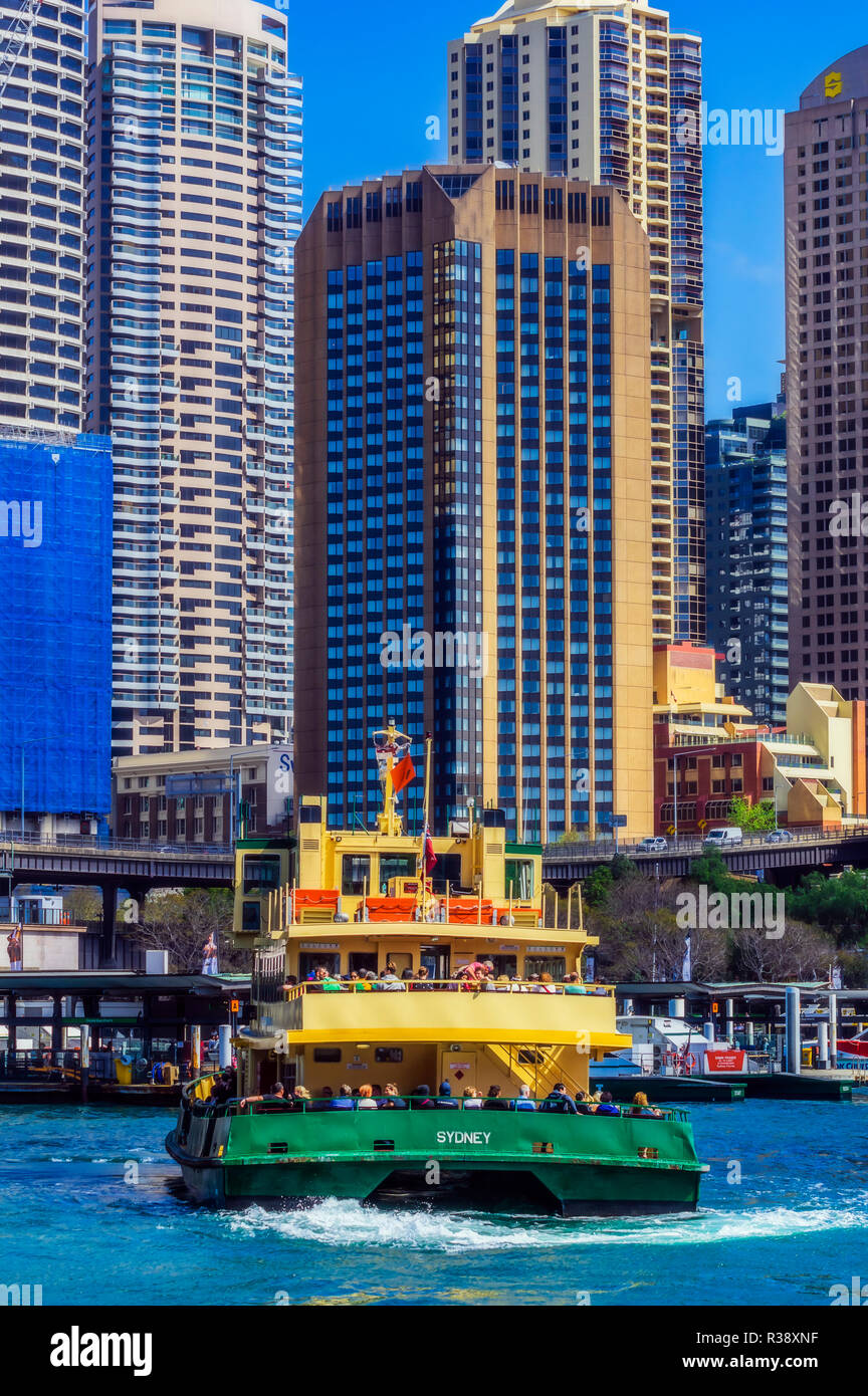 Avis de Circular Quay, Ferry, Skyline avec Sydney's Financial District, le quartier des banques, Sydney, New South Wales, Australia Banque D'Images
