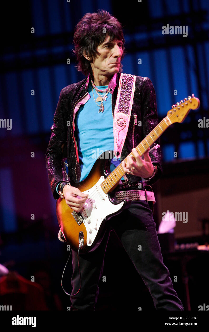 Ronnie Wood se produit en concert avec les Rolling Stones à la Bank Atlantic Center, à Sunrise, en Floride le 12 mars 2006. Banque D'Images