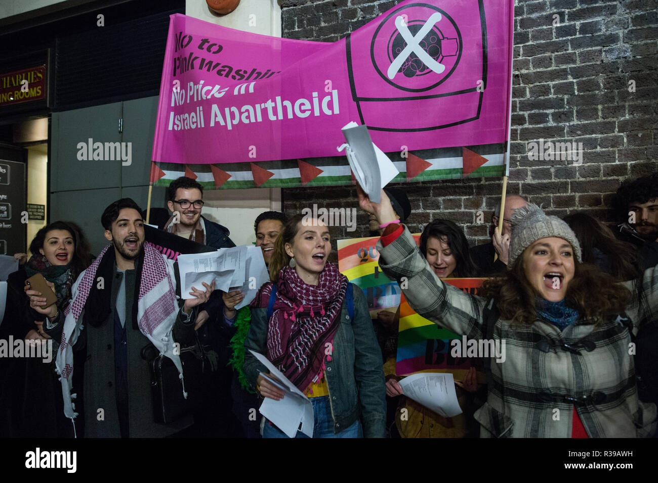 Londres, Royaume-Uni. 21 novembre, 2018. Les membres de la communauté LGBT et leurs partisans de protestation devant le ciel de nuit contre une apparence il y en gagnant de l'Eurovision israélienne Barzilai, Netta qui ils disent agit comme un ambassadeur culturel pour l'Etat israélien, contre Israël sera l'hôte du prochain concours Eurovision de la chanson et contre le "pinkwashing" de son bilan en matière de droits humains et de violations du droit international. Credit : Mark Kerrison/Alamy Live News Banque D'Images