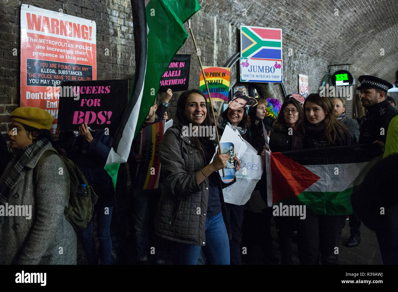 Londres, Royaume-Uni. 21 novembre, 2018. Les membres de la communauté LGBT et leurs partisans de protestation devant le ciel de nuit contre une apparence il y en gagnant de l'Eurovision israélienne Barzilai, Netta qui ils disent agit comme un ambassadeur culturel pour l'Etat israélien, contre Israël sera l'hôte du prochain concours Eurovision de la chanson et contre le "pinkwashing" de son bilan en matière de droits humains et de violations du droit international. Credit : Mark Kerrison/Alamy Live News Banque D'Images