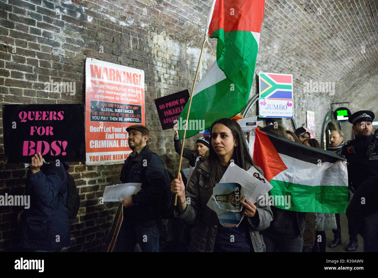 Londres, Royaume-Uni. 21 novembre, 2018. Les membres de la communauté LGBT et leurs partisans de protestation devant le ciel de nuit contre une apparence il y en gagnant de l'Eurovision israélienne Barzilai, Netta qui ils disent agit comme un ambassadeur culturel pour l'Etat israélien, contre Israël sera l'hôte du prochain concours Eurovision de la chanson et contre le "pinkwashing" de son bilan en matière de droits humains et de violations du droit international. Credit : Mark Kerrison/Alamy Live News Banque D'Images