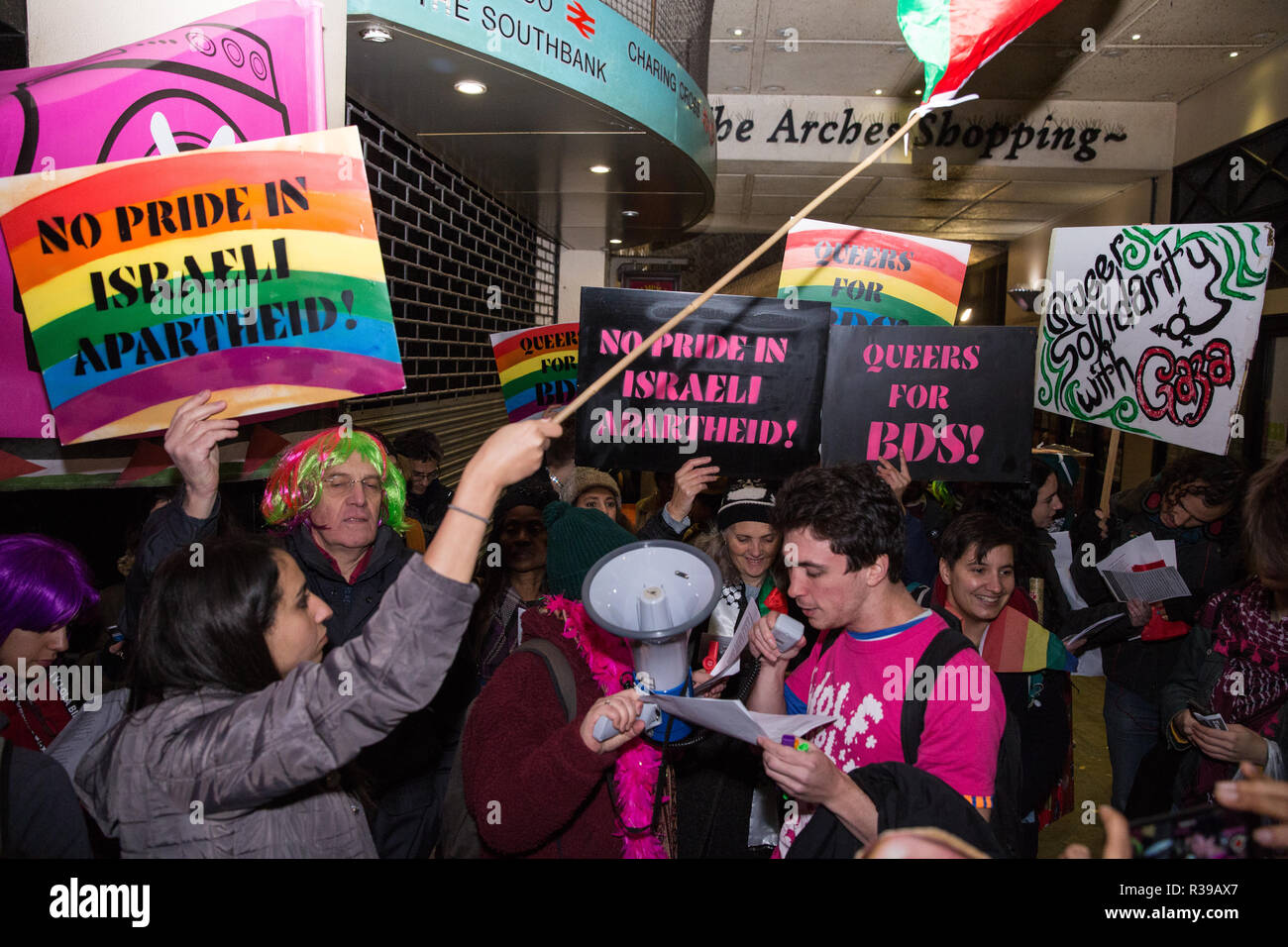Londres, Royaume-Uni. 21 novembre, 2018. Les membres de la communauté LGBT et leurs partisans de protestation devant le ciel de nuit contre une apparence il y en gagnant de l'Eurovision israélienne Barzilai, Netta qui ils disent agit comme un ambassadeur culturel pour l'Etat israélien, contre Israël sera l'hôte du prochain concours Eurovision de la chanson et contre le "pinkwashing" de son bilan en matière de droits humains et de violations du droit international. Credit : Mark Kerrison/Alamy Live News Banque D'Images