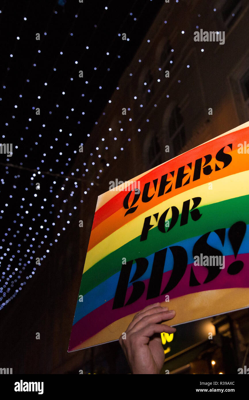 Londres, Royaume-Uni. 21 novembre, 2018. Les membres de la communauté LGBT et leurs partisans de protestation devant le ciel de nuit contre une apparence il y en gagnant de l'Eurovision israélienne Barzilai, Netta qui ils disent agit comme un ambassadeur culturel pour l'Etat israélien, contre Israël sera l'hôte du prochain concours Eurovision de la chanson et contre le "pinkwashing" de son bilan en matière de droits humains et de violations du droit international. Credit : Mark Kerrison/Alamy Live News Banque D'Images