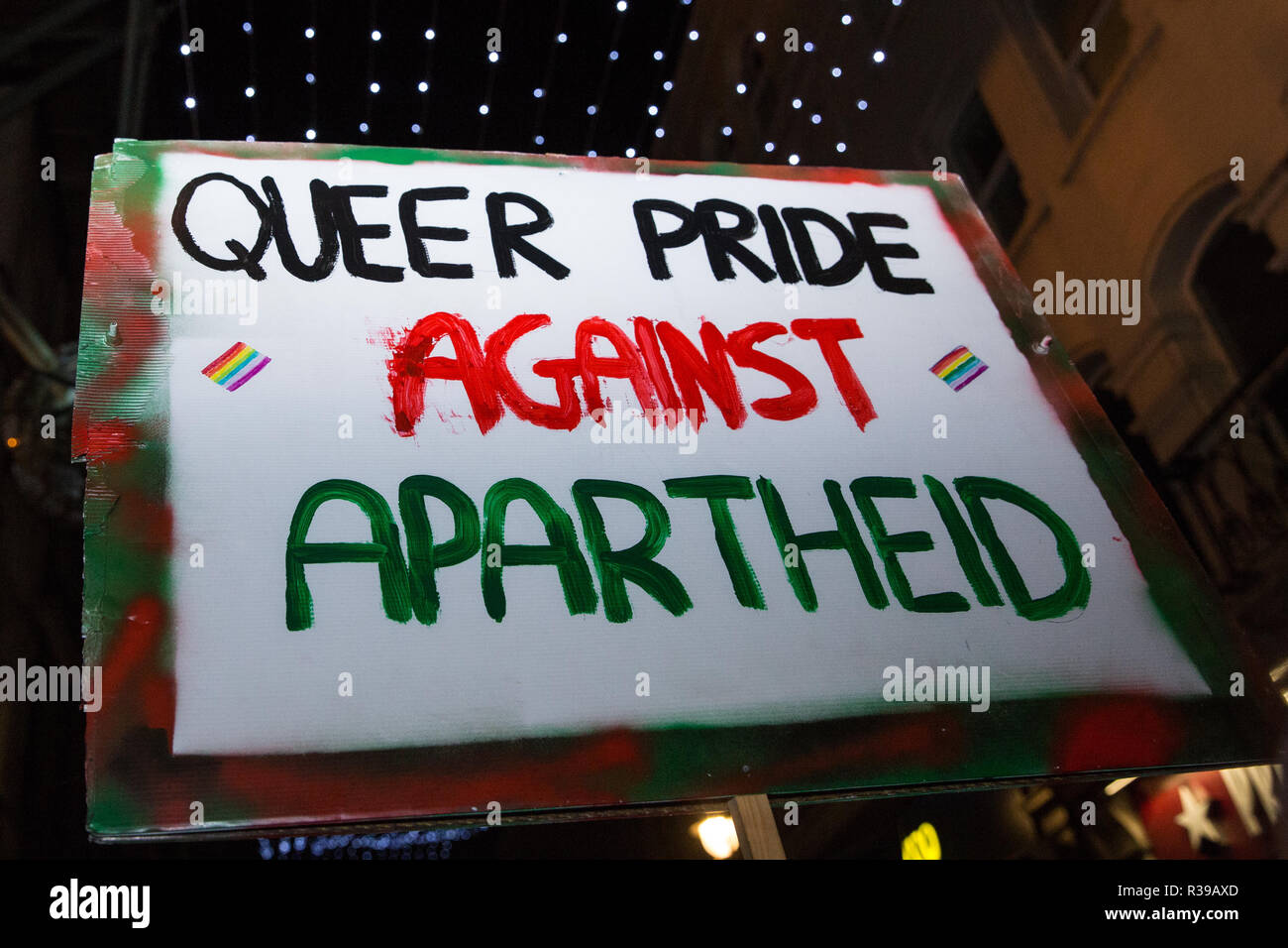 Londres, Royaume-Uni. 21 novembre, 2018. Les membres de la communauté LGBT et leurs partisans de protestation devant le ciel de nuit contre une apparence il y en gagnant de l'Eurovision israélienne Barzilai, Netta qui ils disent agit comme un ambassadeur culturel pour l'Etat israélien, contre Israël sera l'hôte du prochain concours Eurovision de la chanson et contre le "pinkwashing" de son bilan en matière de droits humains et de violations du droit international. Credit : Mark Kerrison/Alamy Live News Banque D'Images