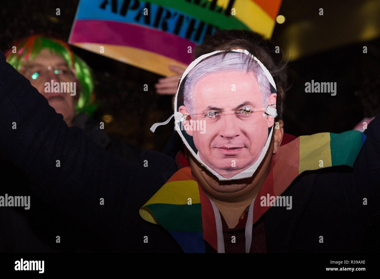 Londres, Royaume-Uni. 21 novembre, 2018. Les membres de la communauté LGBT et leurs partisans de protestation devant le ciel de nuit contre une apparence il y en gagnant de l'Eurovision israélienne Barzilai, Netta qui ils disent agit comme un ambassadeur culturel pour l'Etat israélien, contre Israël sera l'hôte du prochain concours Eurovision de la chanson et contre le "pinkwashing" de son bilan en matière de droits humains et de violations du droit international. Credit : Mark Kerrison/Alamy Live News Banque D'Images