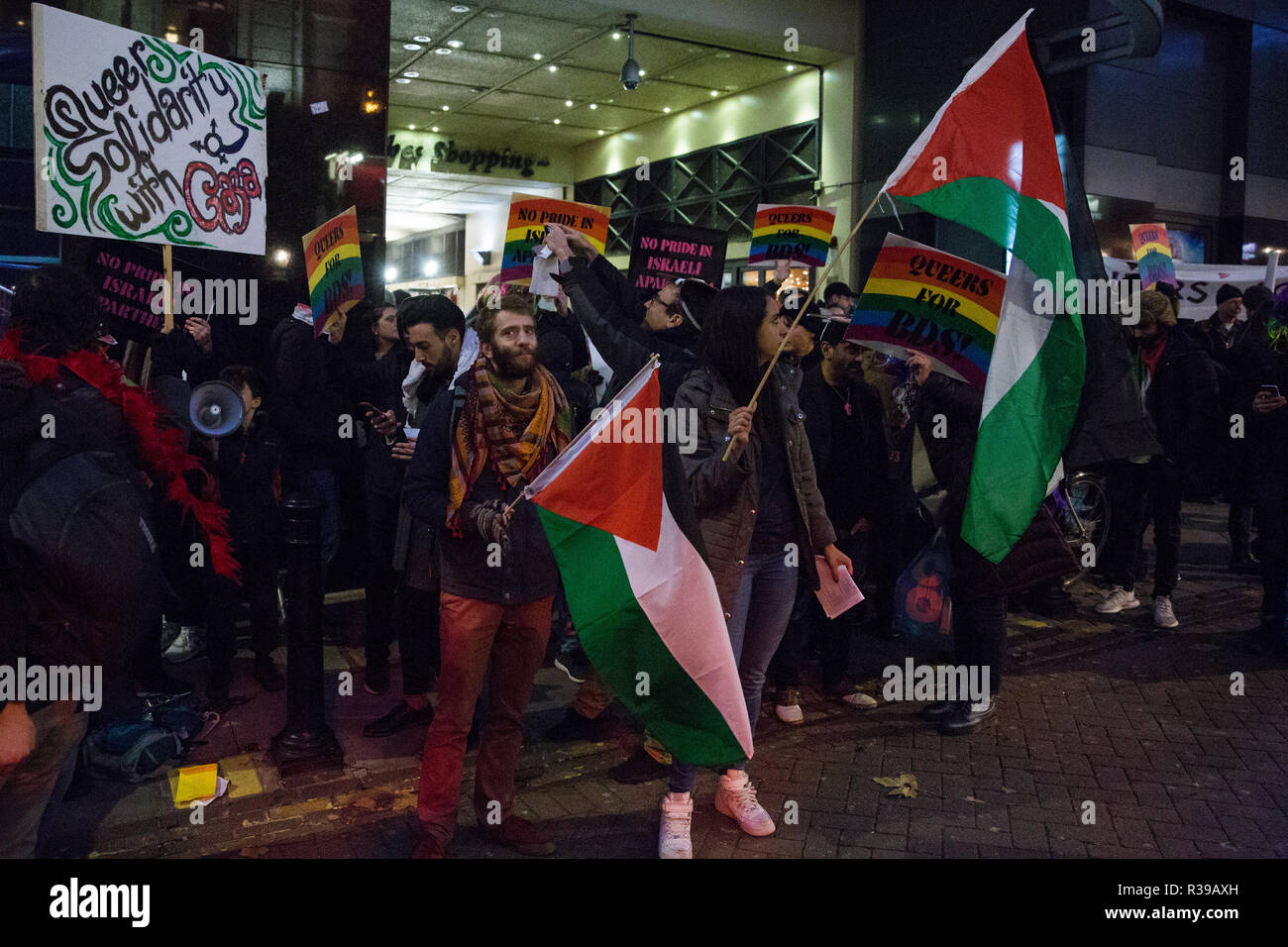 Londres, Royaume-Uni. 21 novembre, 2018. Les membres de la communauté LGBT et leurs partisans de protestation devant le ciel de nuit contre une apparence il y en gagnant de l'Eurovision israélienne Barzilai, Netta qui ils disent agit comme un ambassadeur culturel pour l'Etat israélien, contre Israël sera l'hôte du prochain concours Eurovision de la chanson et contre le "pinkwashing" de son bilan en matière de droits humains et de violations du droit international. Credit : Mark Kerrison/Alamy Live News Banque D'Images