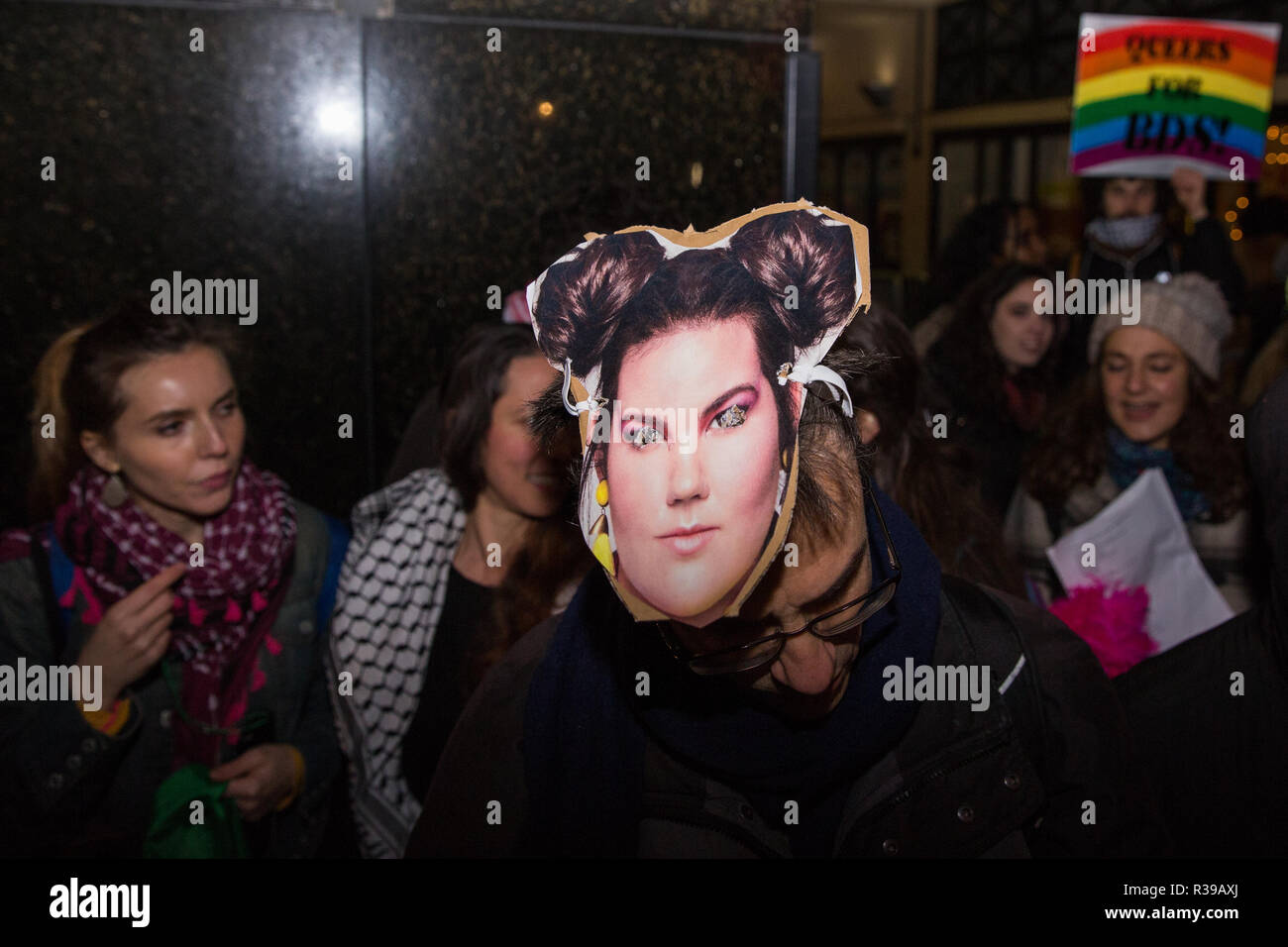 Londres, Royaume-Uni. 21 novembre, 2018. Les membres de la communauté LGBT et leurs partisans de protestation devant le ciel de nuit contre une apparence il y en gagnant de l'Eurovision israélienne Barzilai, Netta qui ils disent agit comme un ambassadeur culturel pour l'Etat israélien, contre Israël sera l'hôte du prochain concours Eurovision de la chanson et contre le "pinkwashing" de son bilan en matière de droits humains et de violations du droit international. Credit : Mark Kerrison/Alamy Live News Banque D'Images