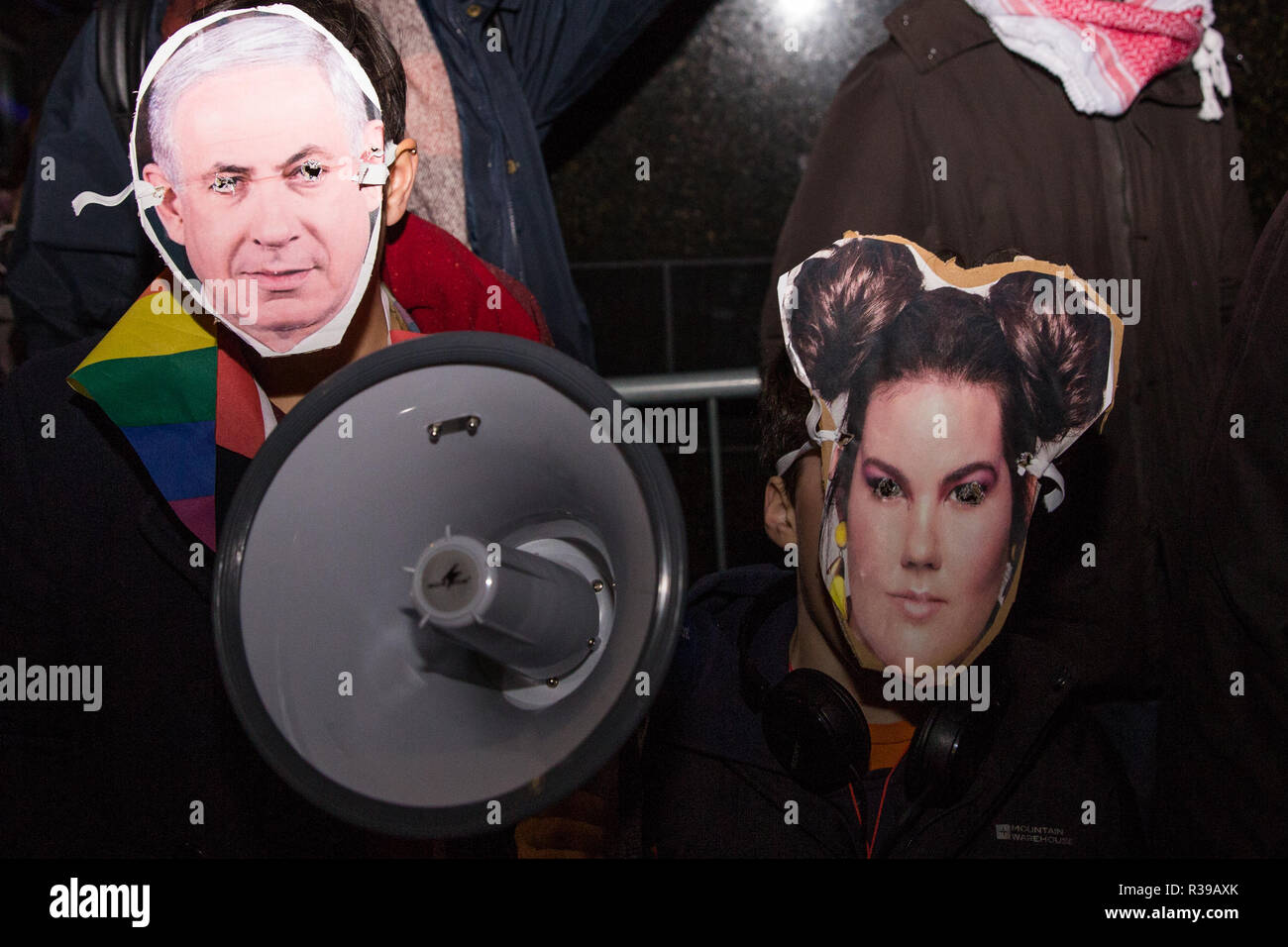 Londres, Royaume-Uni. 21 novembre, 2018. Les membres de la communauté LGBT et leurs partisans de protestation devant le ciel de nuit contre une apparence il y en gagnant de l'Eurovision israélienne Barzilai, Netta qui ils disent agit comme un ambassadeur culturel pour l'Etat israélien, contre Israël sera l'hôte du prochain concours Eurovision de la chanson et contre le "pinkwashing" de son bilan en matière de droits humains et de violations du droit international. Credit : Mark Kerrison/Alamy Live News Banque D'Images