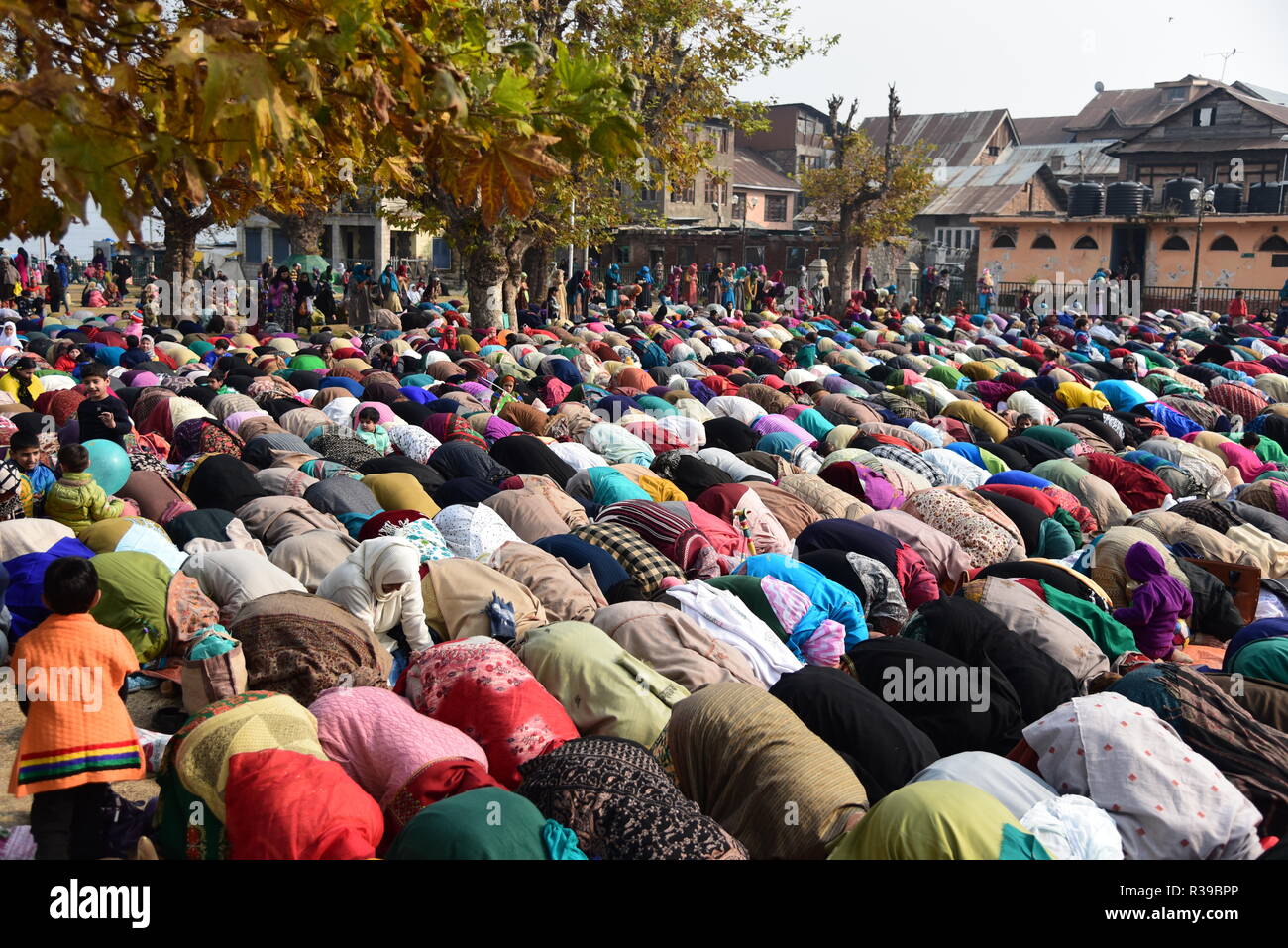 Les Devots Musulmans Du Cachemire Sont Vu Priant Au Sanctuaire Hazratbal A Srinagar Au Cours De Les Devots Musulmans Du Cachemire Sont Vu Priant Au Sanctuaire Hazratbal A Srinagar Au Cours De