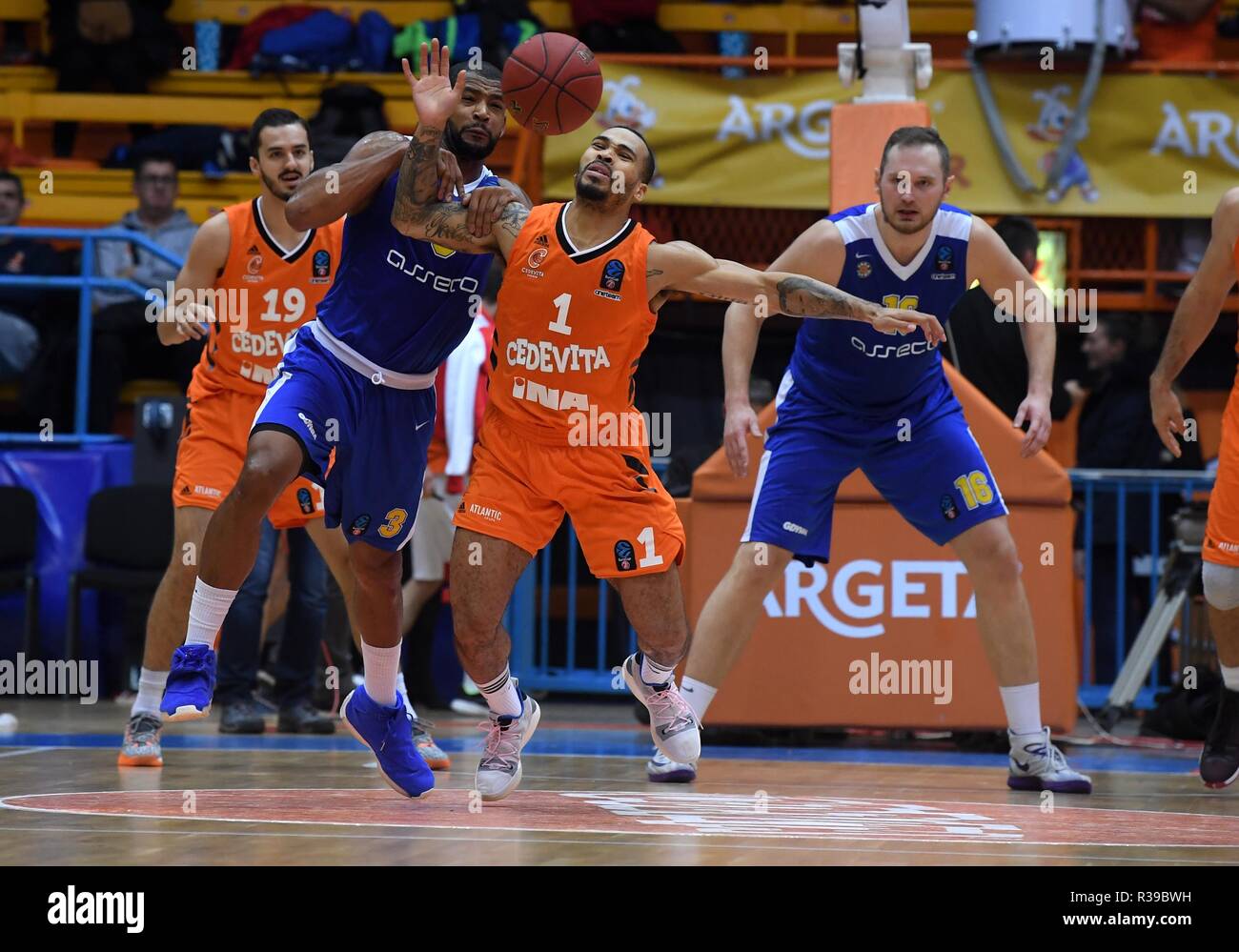 Zagreb. 21 Nov, 2018. Cobbs Justin (R) avant de Cedevita Zagreb rivalise avec Josh Bostic (L) avant de l'Arka Gdynia au cours de 8e cycle du groupe B match de basket EuroCup à Zagreb, Croatie le 21 novembre 2018. Cedevita Zagreb a gagné 94-87. Credit : Marko Lukunic/Xinhua/Alamy Live News Banque D'Images