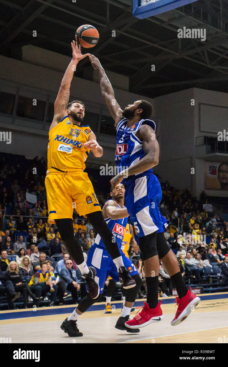 Moscou. 21 Nov, 2018. Anthony Gill (L) de pousses de Khimki la balle pendant le match de basket-ball Euroligue 2018-2019 entre Khimki Moscow Region et Buducnost Podgorica Voli à Moscou, Russie le 21 novembre 2018. Moscow a gagné 85-69. Credit : Zhang Ruoxuan/Xinhua/Alamy Live News Banque D'Images