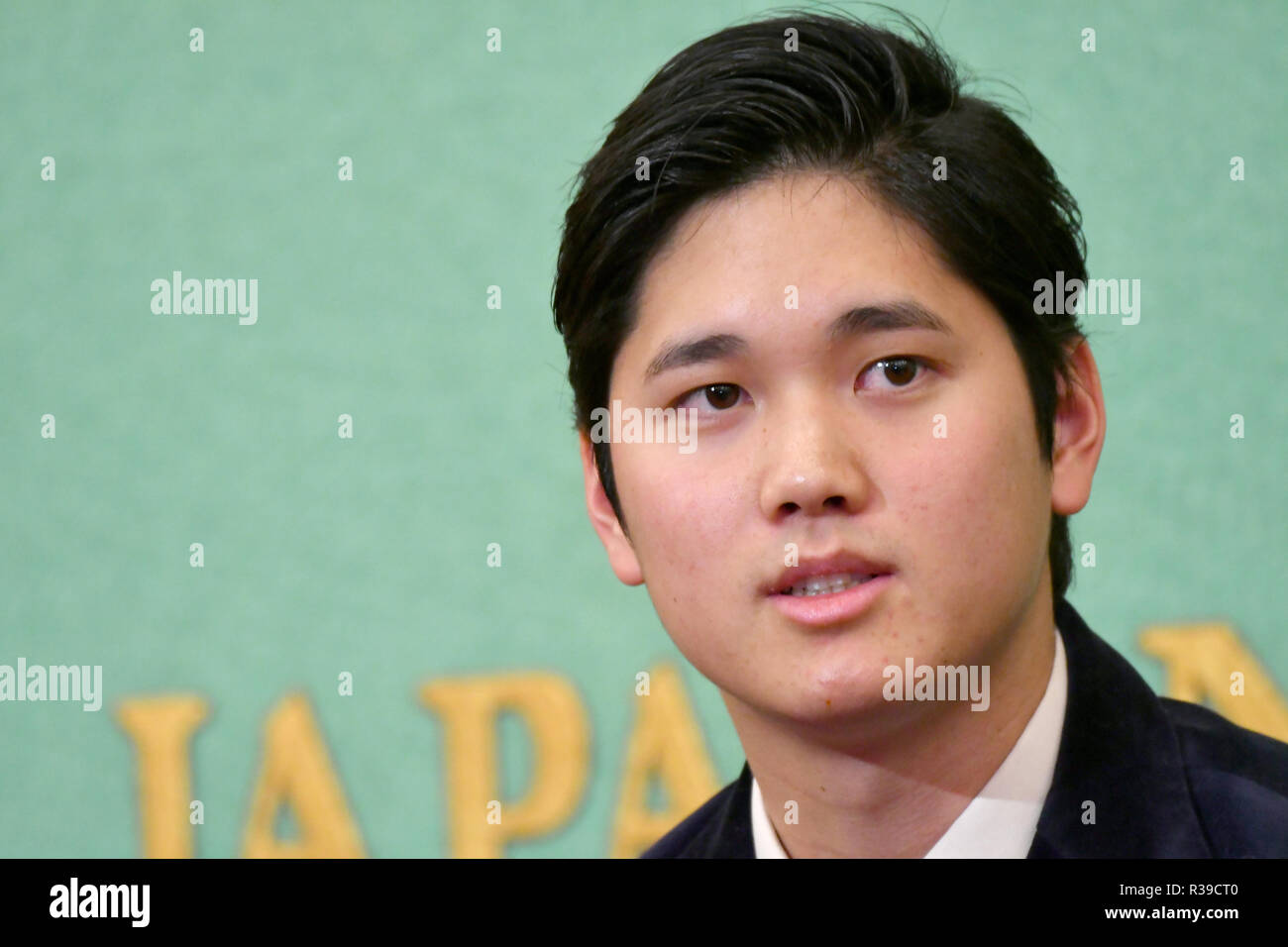 Tokyo, Japon. 22 Nov, 2018. Shohei Otani, Los Angeles Angels le joueur de baseball, décrit sa première saison en ligue majeure comme remplissant au cours d'une conférence de presse au National Press Club à Tokyo, le jeudi 22 novembre 2018. Otani, qui a remporté quatre matchs comme une cruche et a frappé 22 coups de circuit, a été nommé comme la Ligue américaine de recrue de l'année. Otani est retourné au Japon le mercredi pour la première fois depuis qu'il se rend aux États-Unis en février. Credit : Natsuki Sakai/AFLO/Alamy Live News Banque D'Images