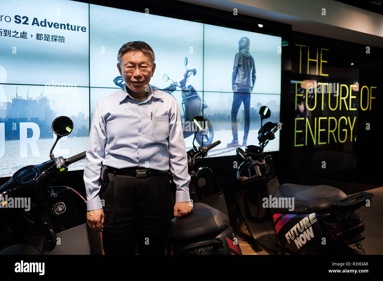 Le maire de la ville de Taipei et candidat à la mairie de la ville Ko Wen-je pose pour une photo à l'intérieur de Gogoro (scooter électrique) shop pendant la campagne de rue à Taipei, Taiwan, le 21 novembre 2018. Le 24 novembre, les Taïwanais vont voter pour neuf dans une élection municipale, avec le maire du comté, mais aussi pour les différentes questions soumises à référendum. 21 novembre 2018 Crédit : Nicolas Datiche/AFLO/Alamy Live News Banque D'Images